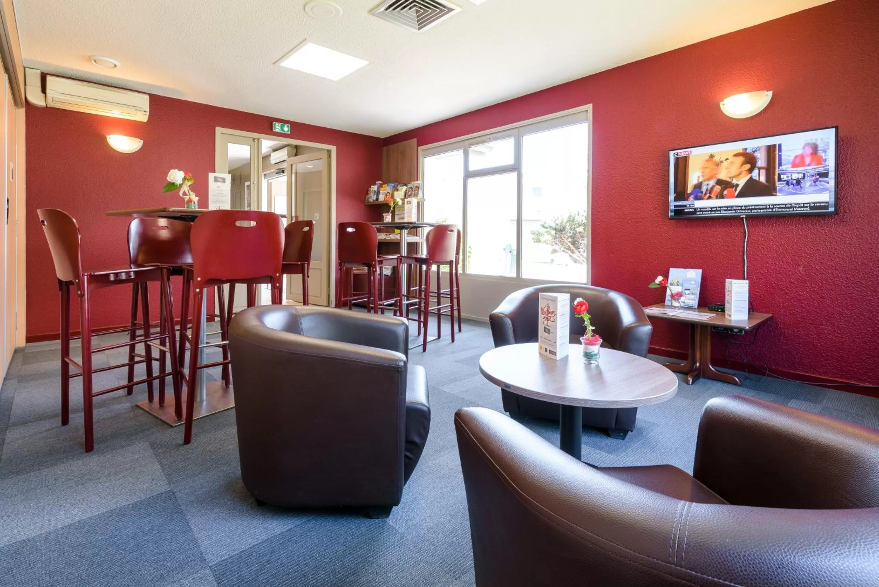 Communal lounge/ TV room in Campanile Toulouse Sesquieres