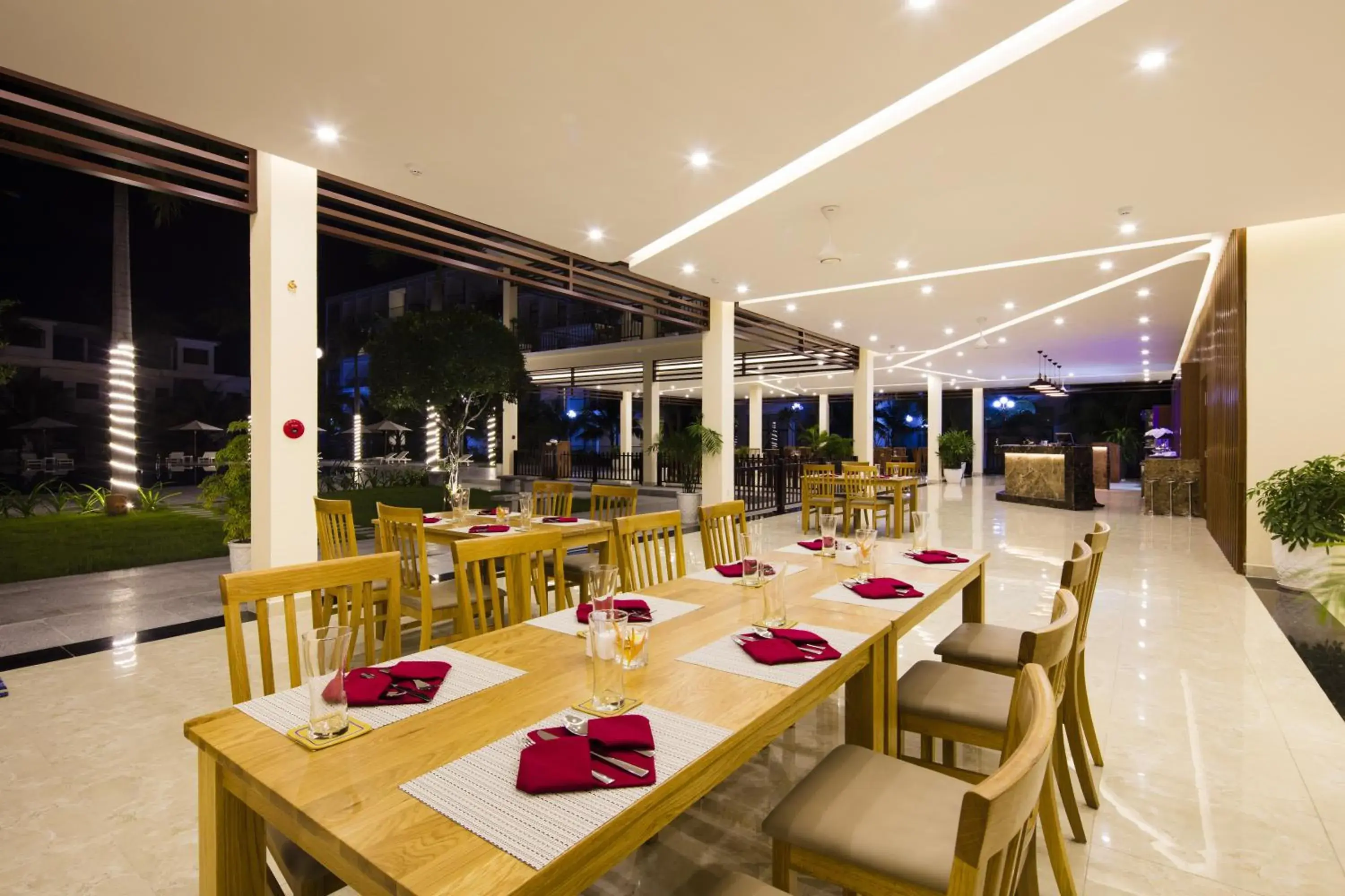 Restaurant/Places to Eat in Diamond Bay Condotel Resort Nha Trang
