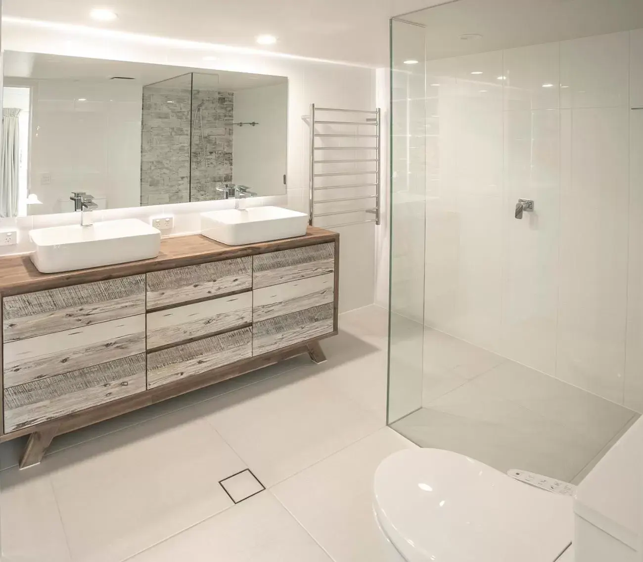 Bathroom in Golden Riviera Absolute Beachfront Resort