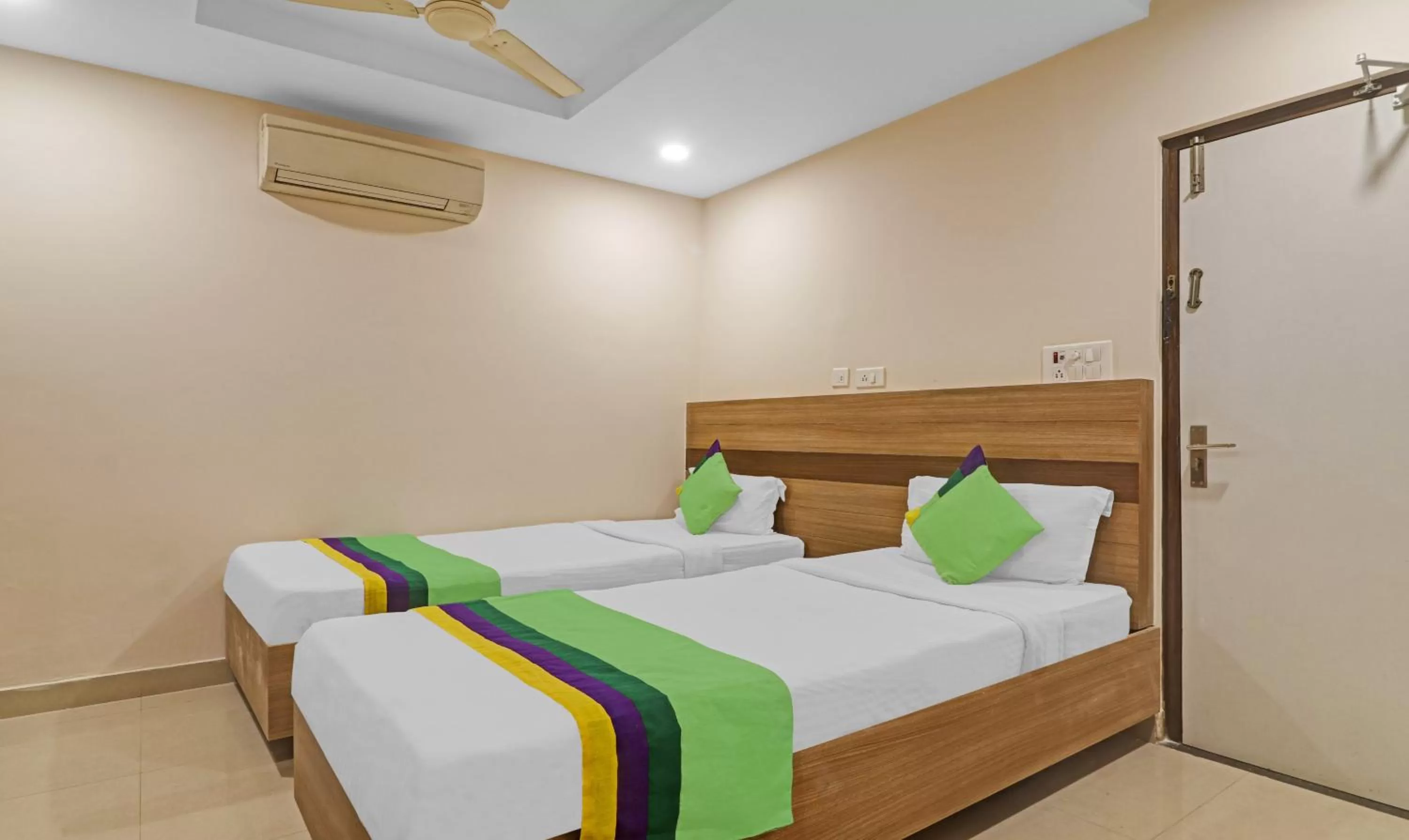 Bedroom, Bed in Treebo Pride Inn Botanica