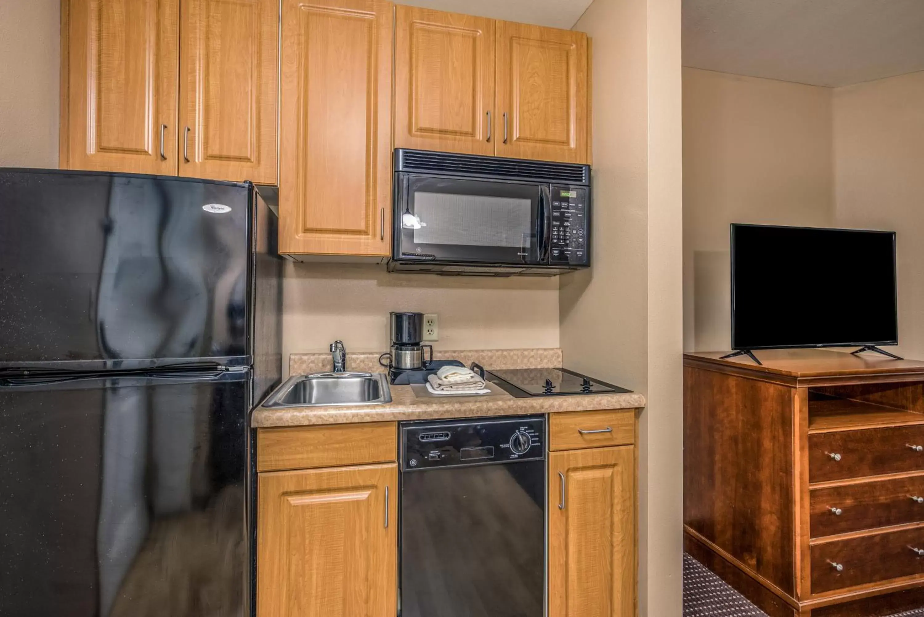 Kitchen or kitchenette, TV/Entertainment Center in MainStay Suites Port Saint Joe