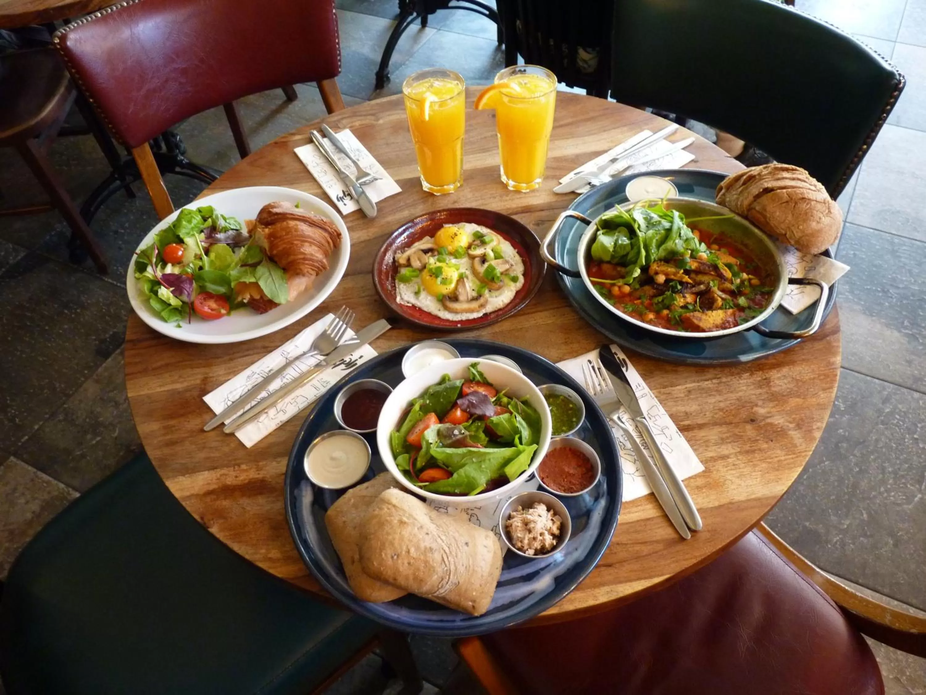 Restaurant/places to eat in 21st Floor Hotel