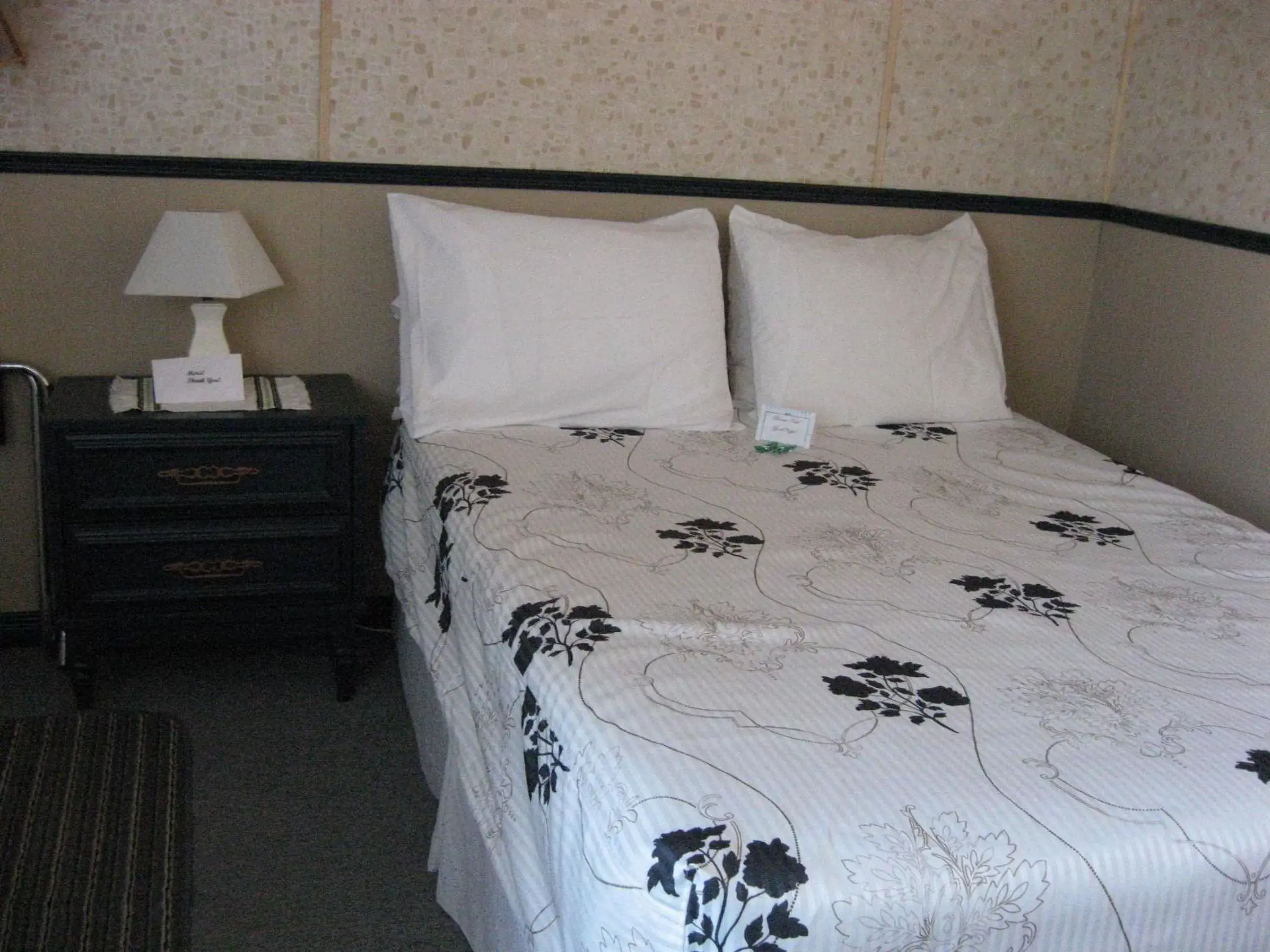 Bed in Motel Leblanc