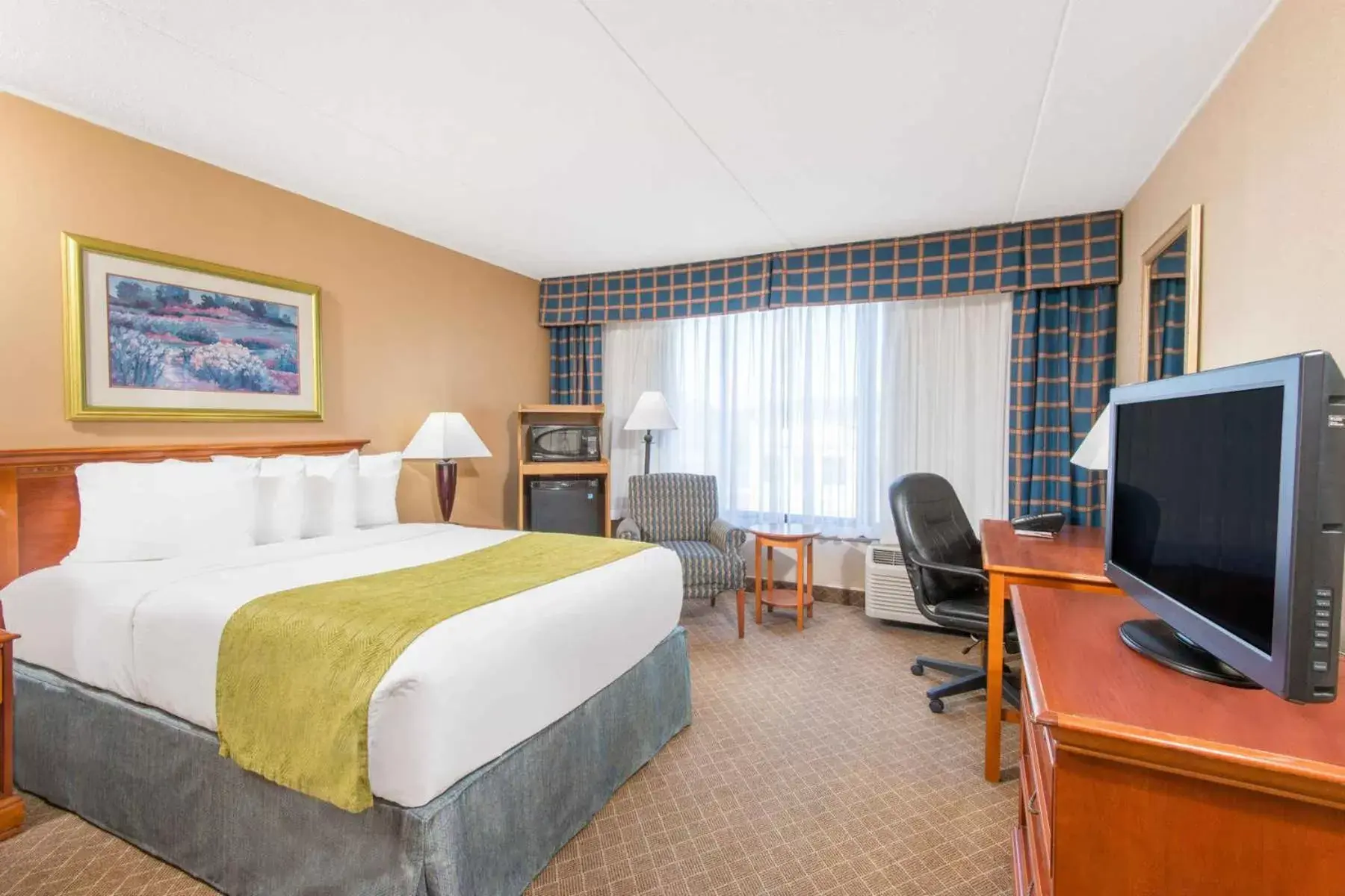 Bed, TV/Entertainment Center in Ramada by Wyndham Cumberland Downtown