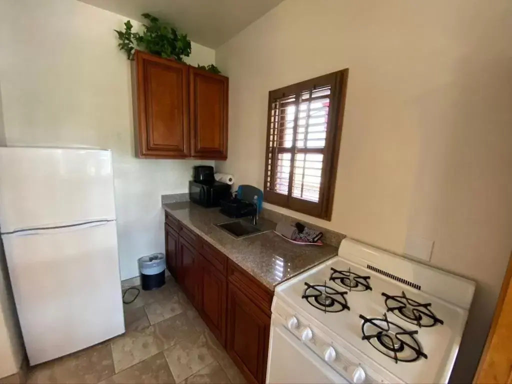 Kitchen/Kitchenette in Villa Rosa Inn