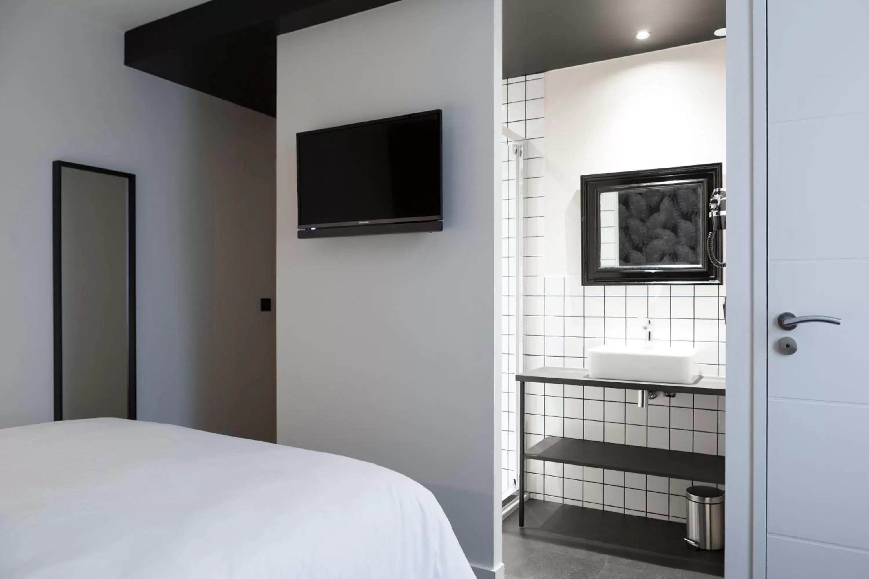 Bathroom, TV/Entertainment Center in Logis Hotel du Maine