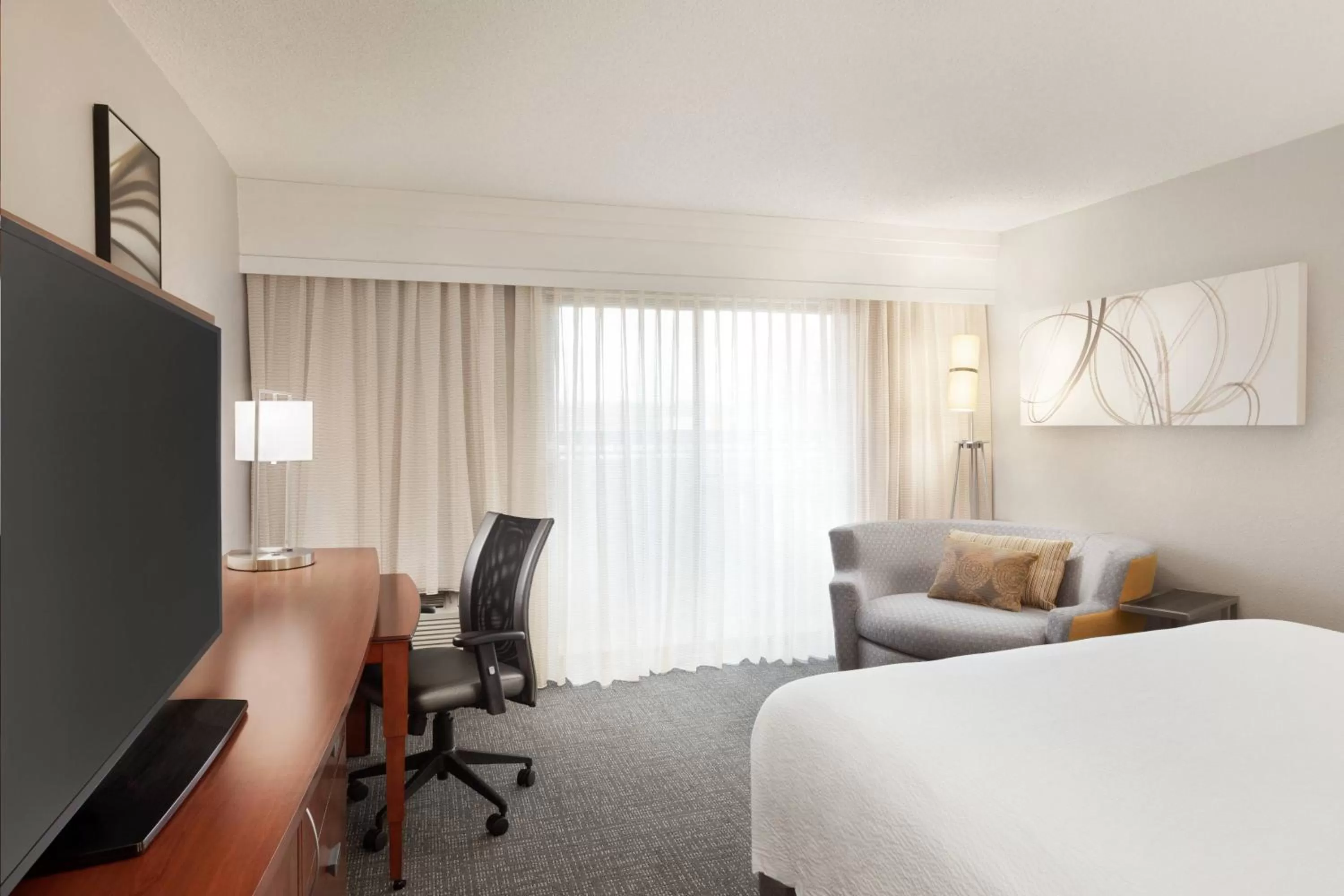 Photo of the whole room, Bed in Courtyard Tupelo