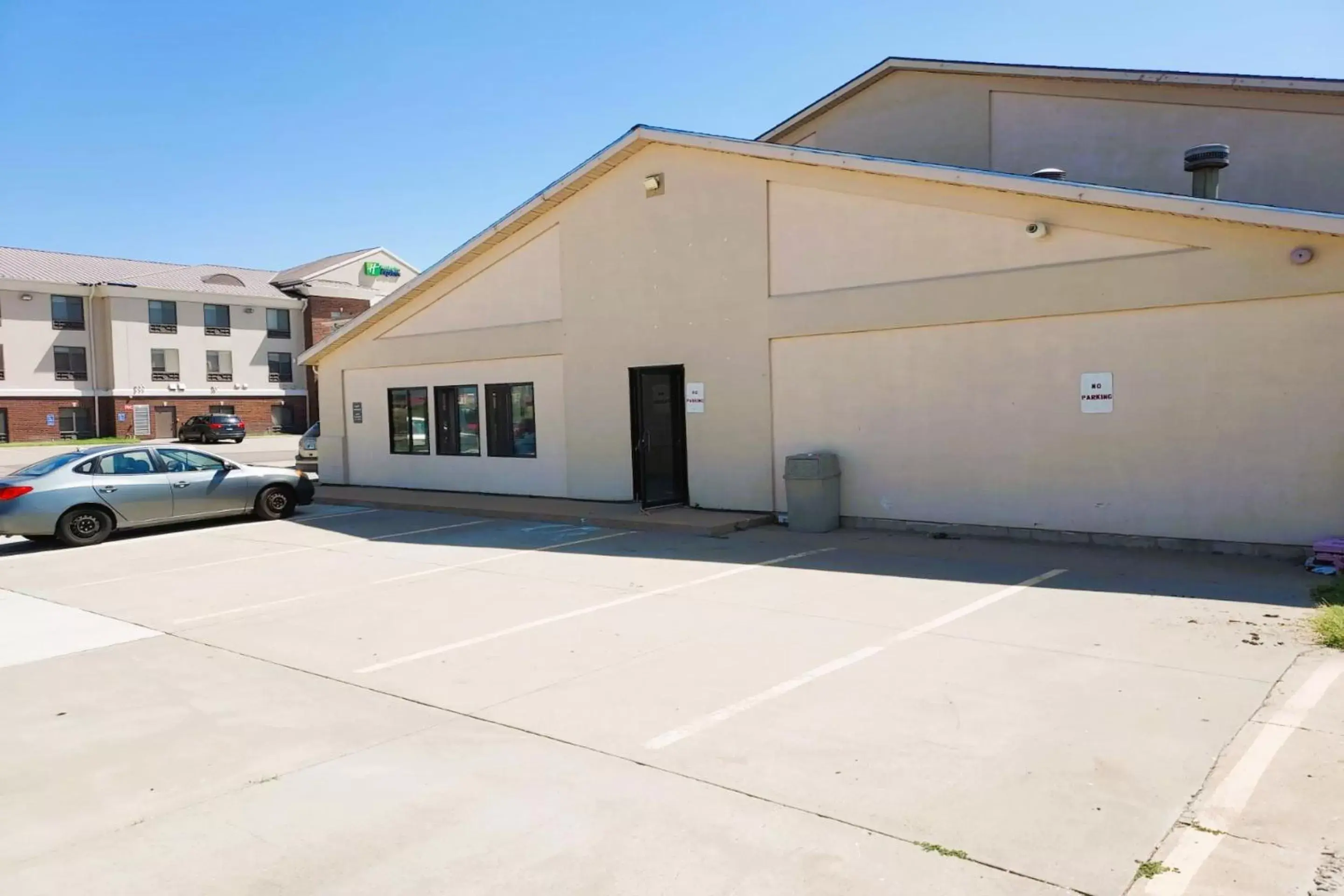 Parking, Property Building in McPherson Inn By OYO, I-135