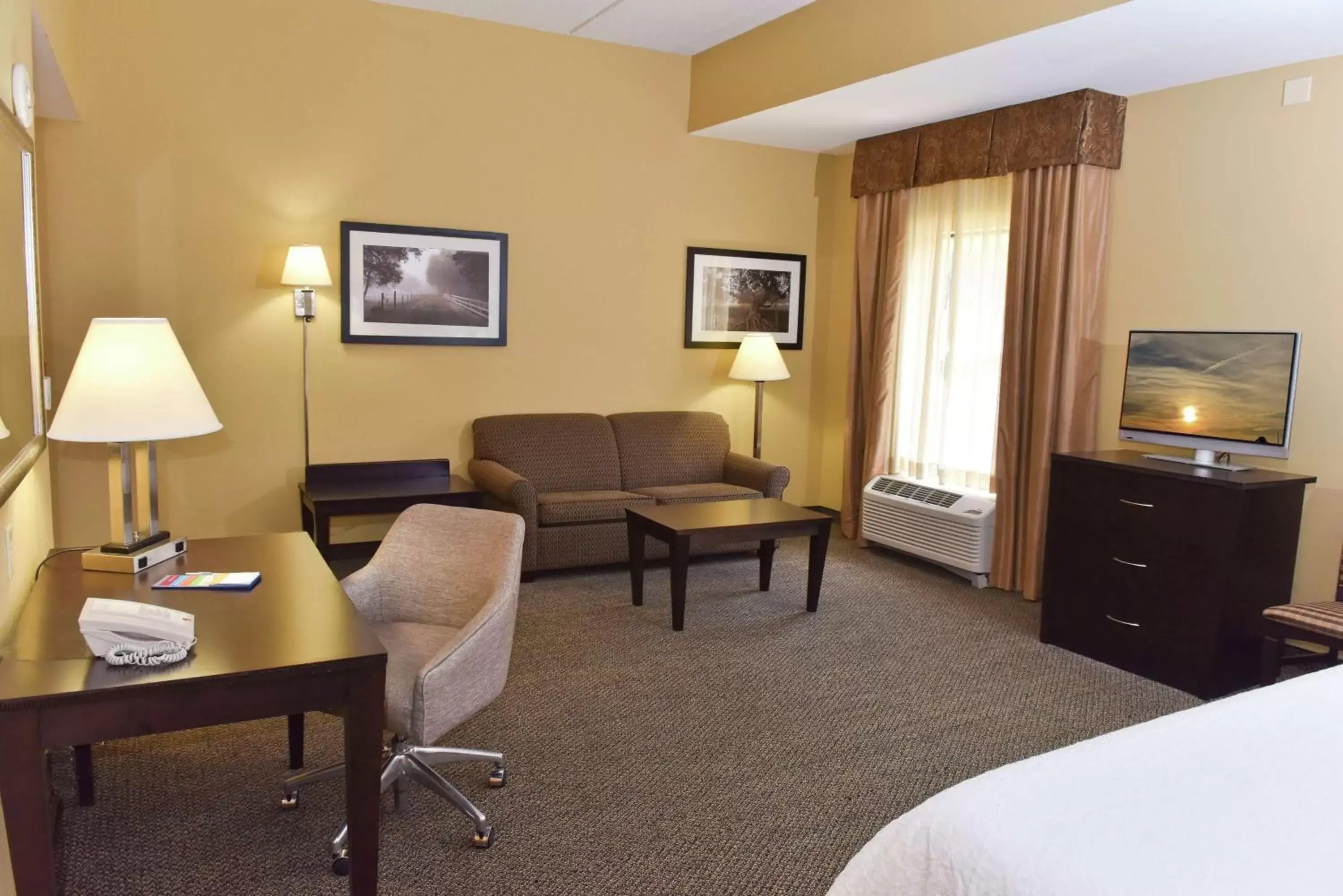 Bedroom, Seating Area in Hampton Inn & Suites Alexandria