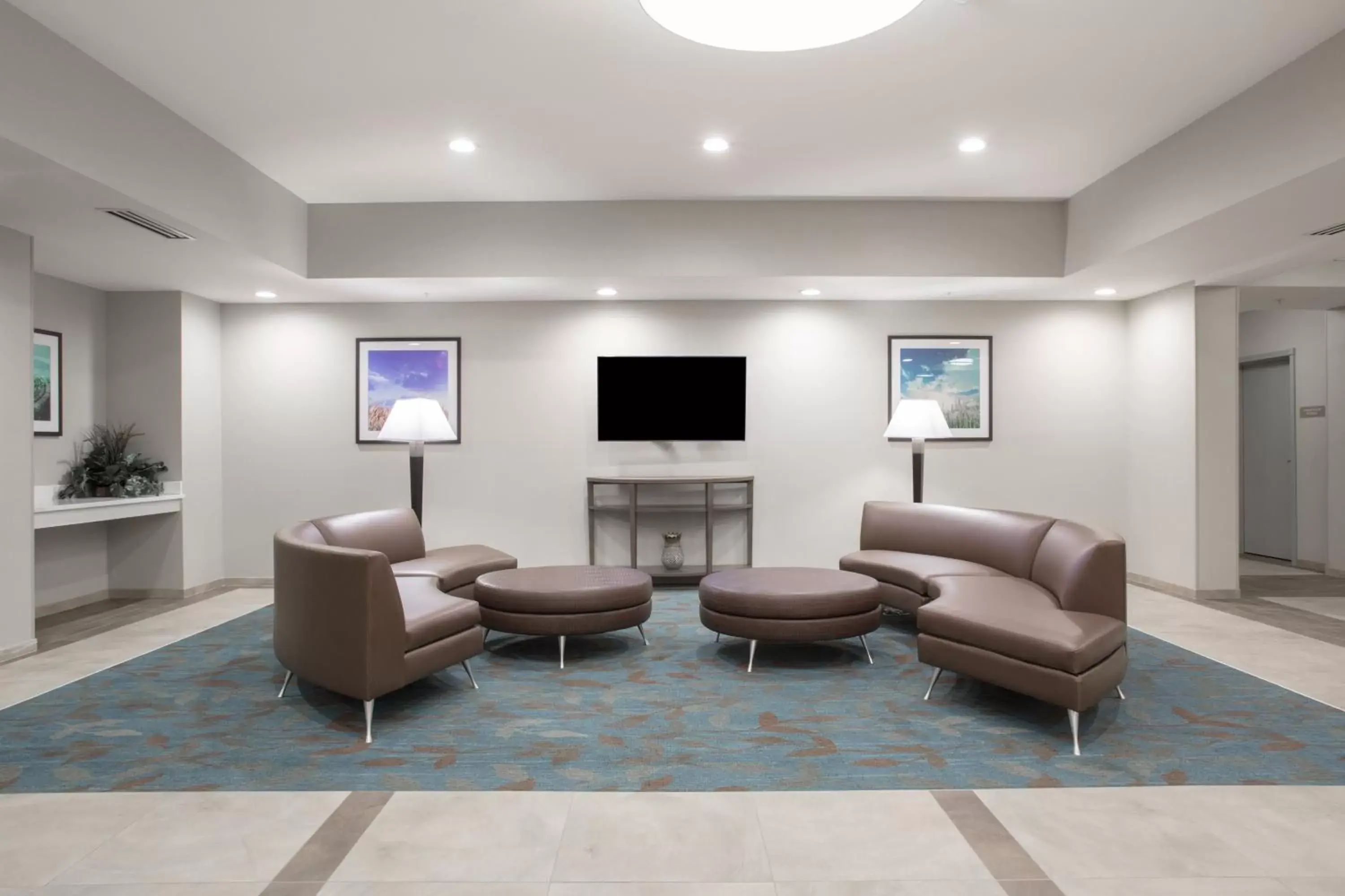 Restaurant/places to eat, Seating Area in Candlewood Suites Pueblo, an IHG Hotel