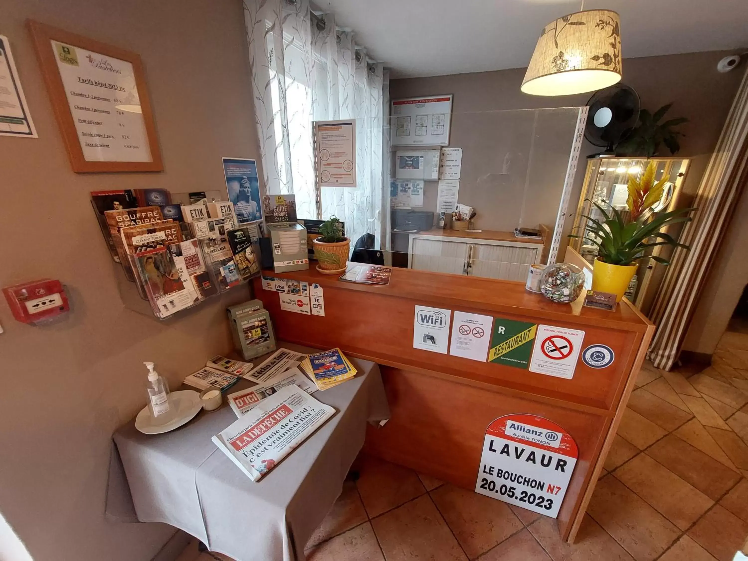 Lobby/Reception in Logis Hôtel - Les Pasteliers