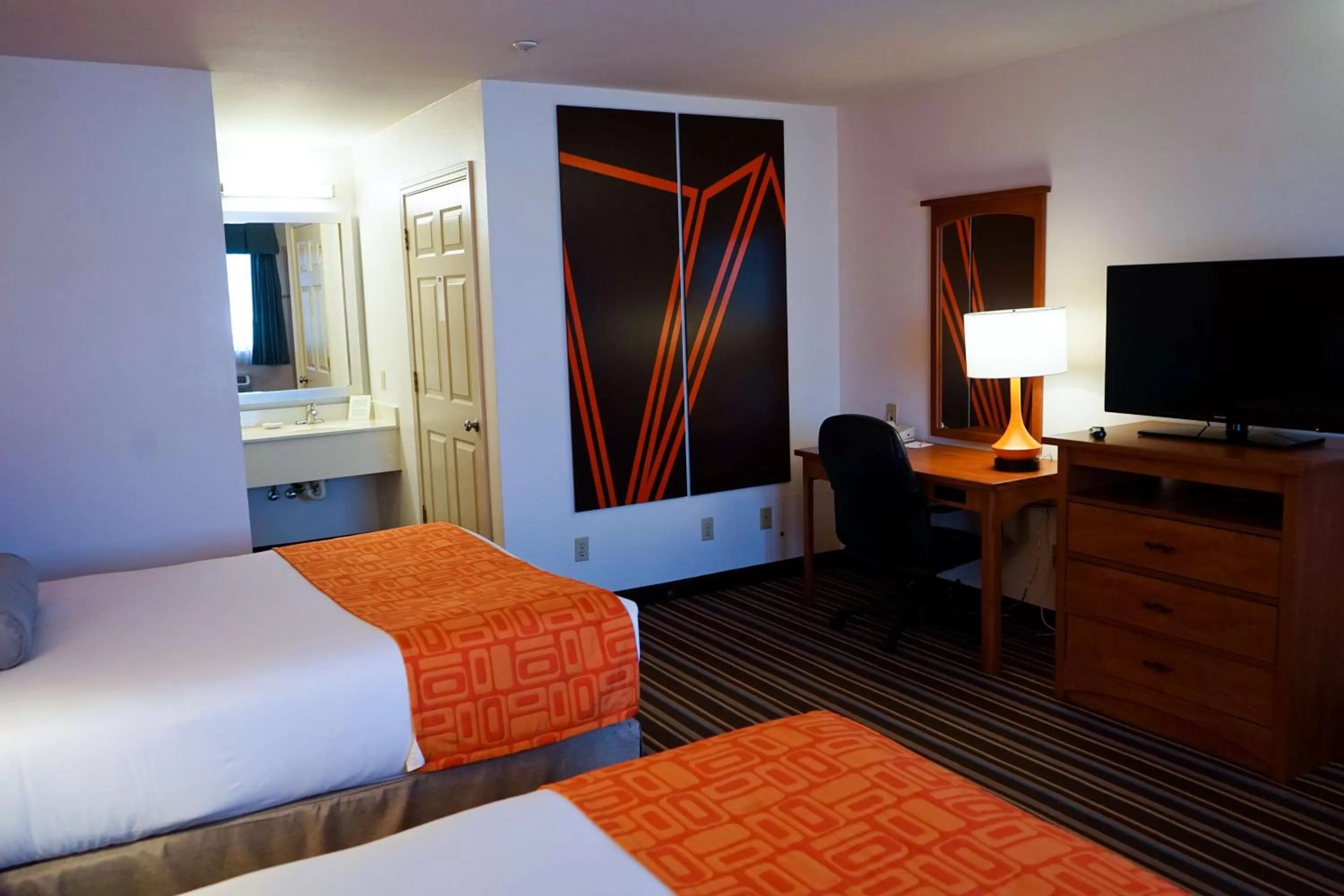 Photo of the whole room, Bed in Howard Johnson by Wyndham Salinas