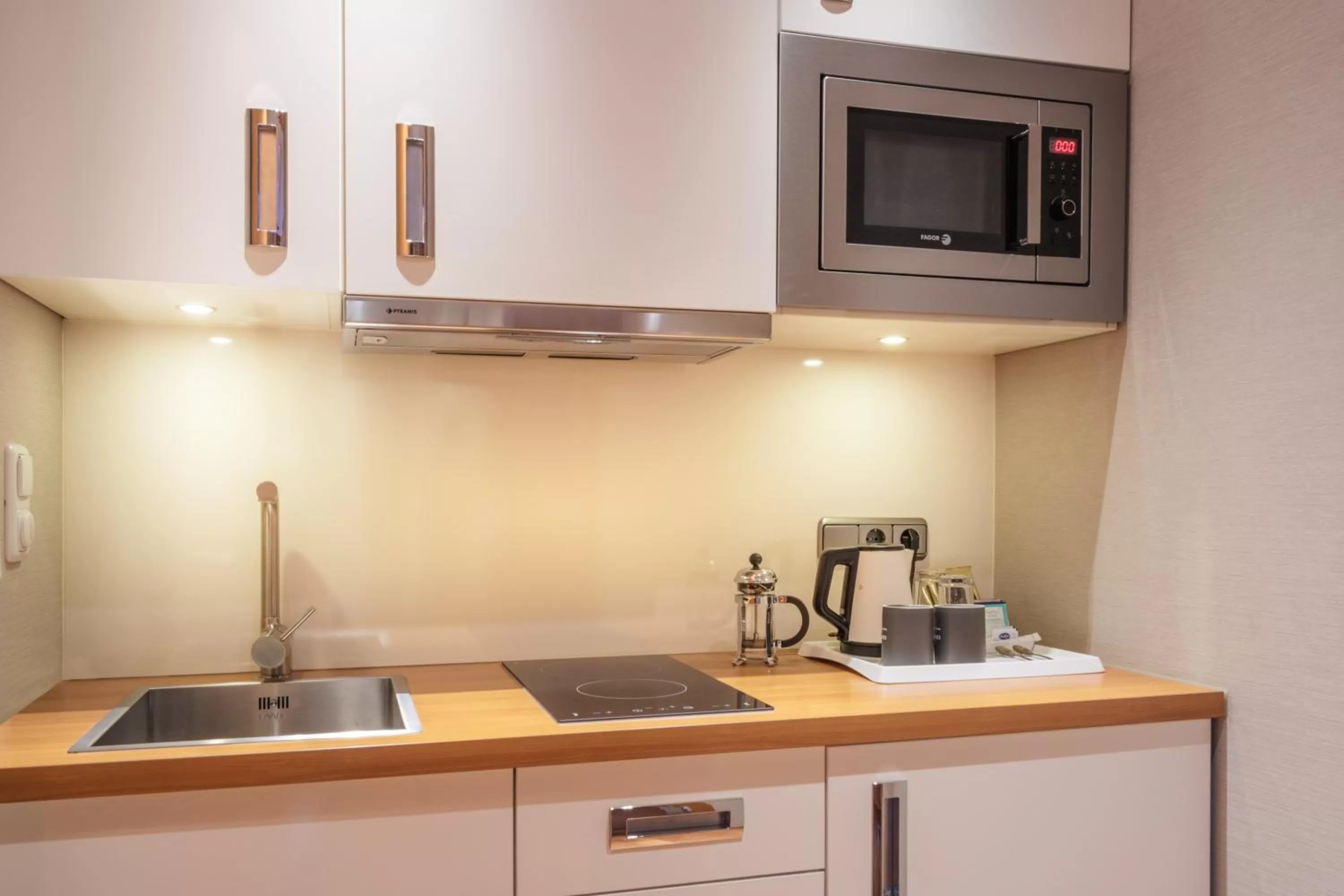 Photo of the whole room in Crowne Plaza Frankfurt Congress Hotel by IHG