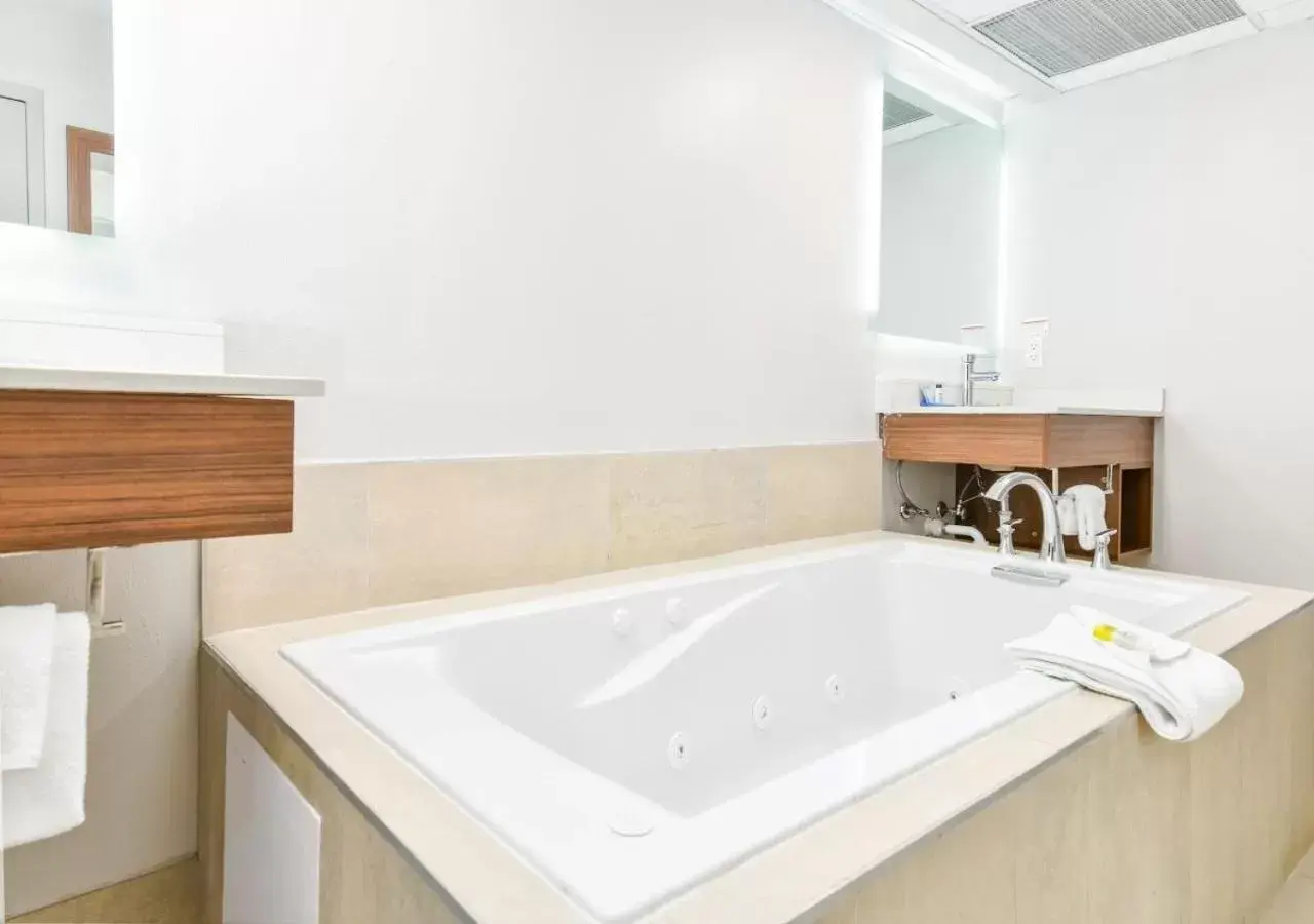 Bath, Bathroom in Holiday Inn Express Hotel & Suites Pigeon Forge, an IHG Hotel