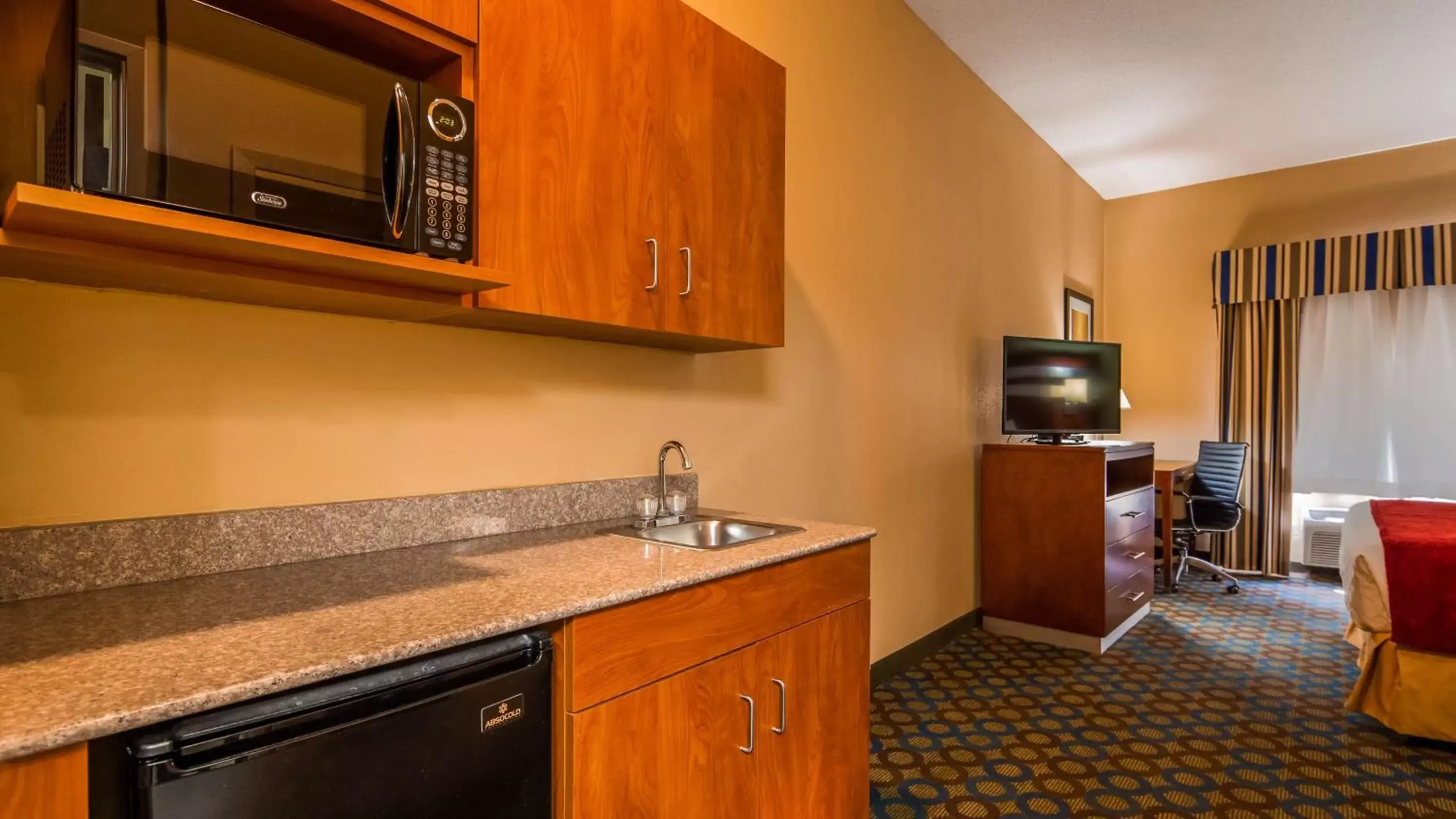 Bedroom, Kitchen/Kitchenette in Best Western Troy Hotel