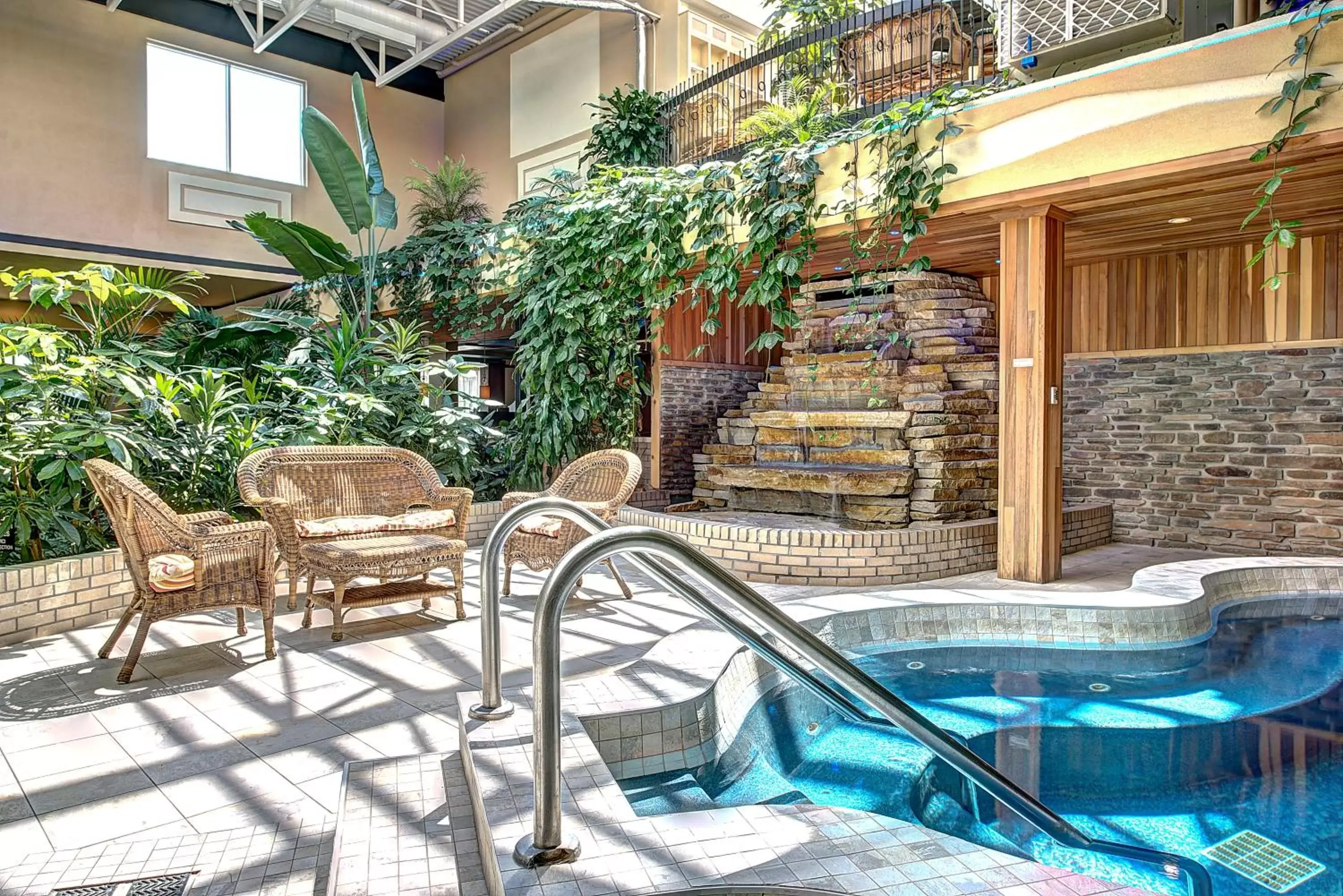 Hot Tub, Swimming Pool in Hotel L'Oiseliere Montmagny