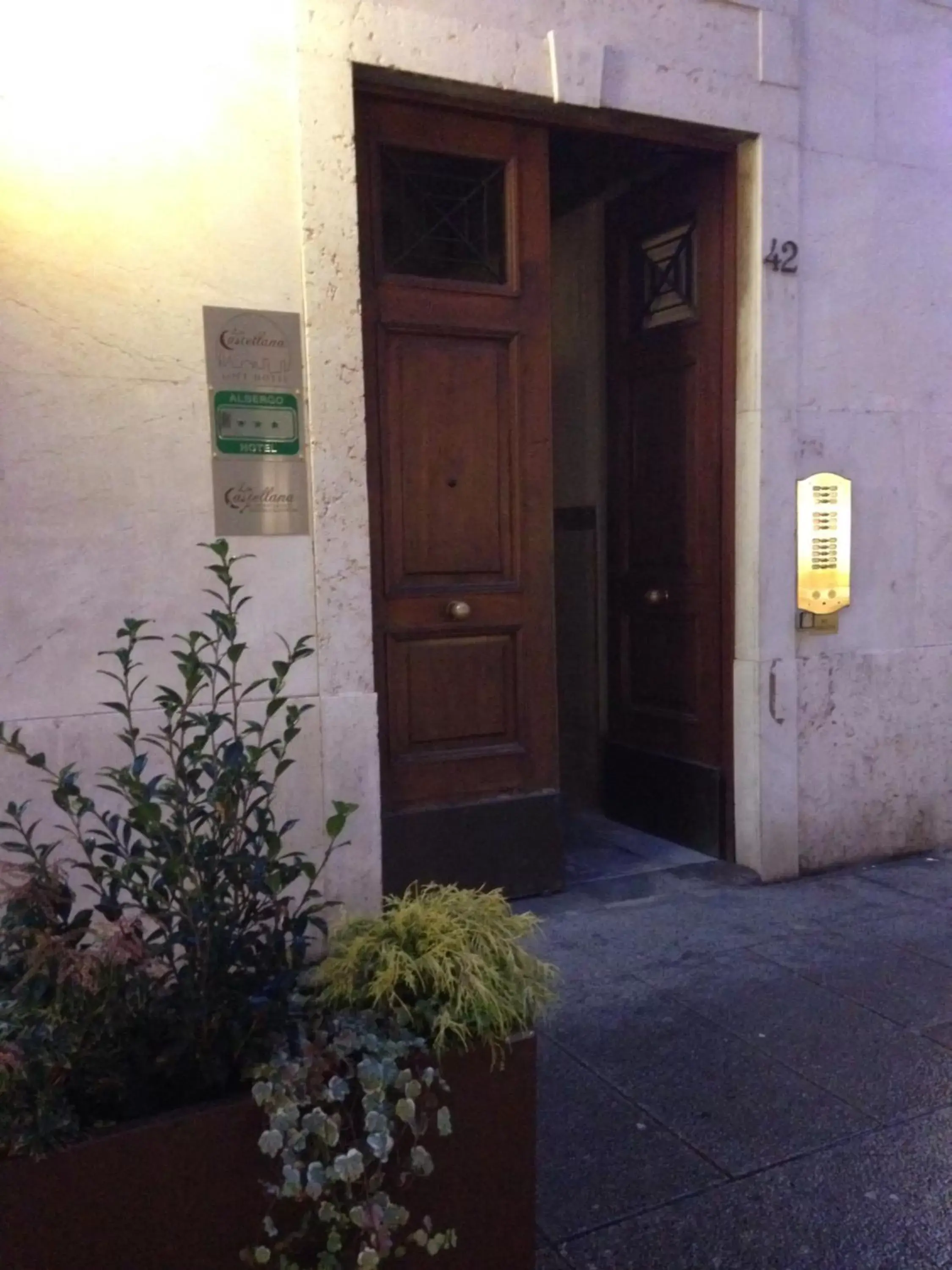 Facade/entrance in La Castellana Loft Hotel