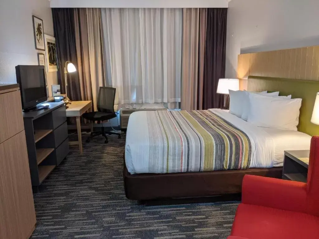 Bed in Country Inn & Suites by Radisson, Goodlettsville, TN