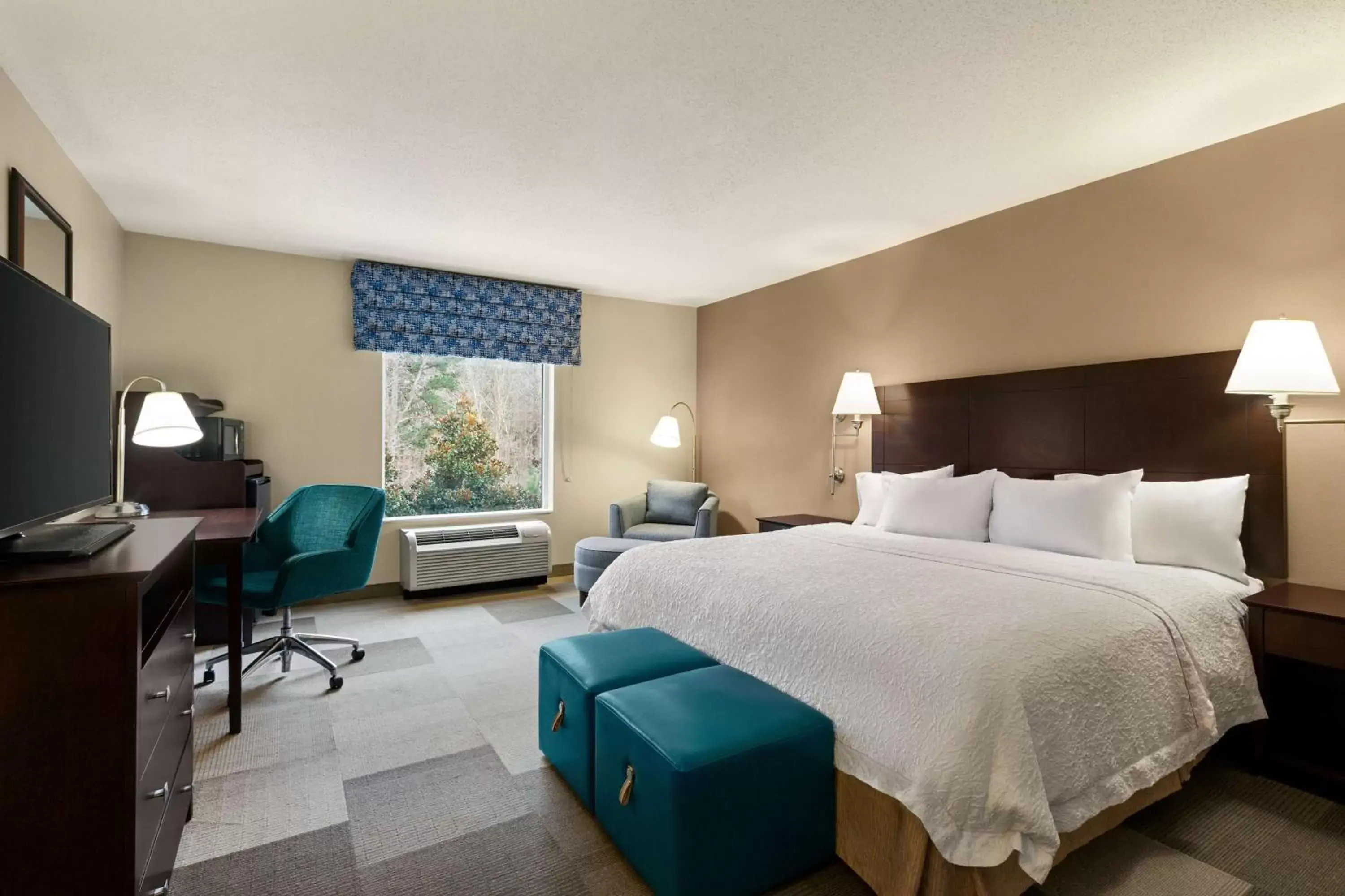 Bedroom, Bed in Hampton Inn & Suites Atlanta Airport West Camp Creek Pkwy
