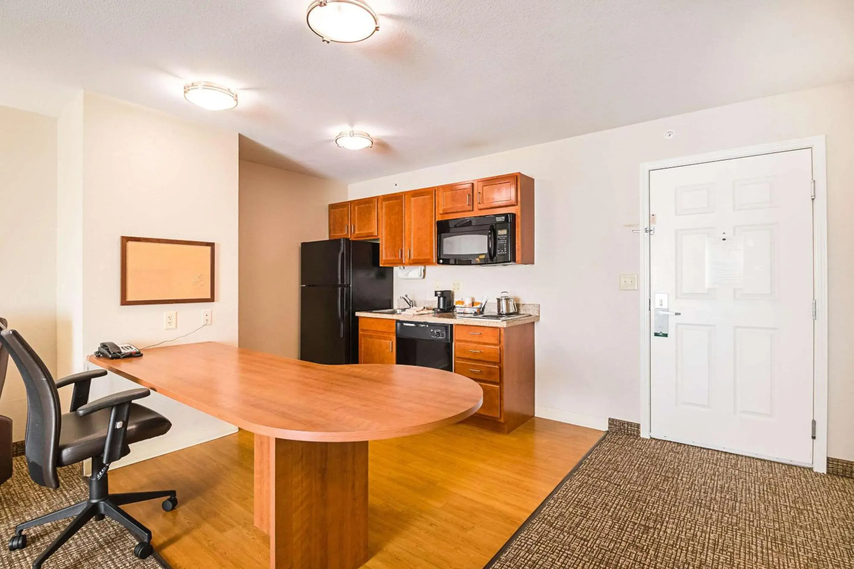 Bedroom, Kitchen/Kitchenette in Suburban Studios Waterloo