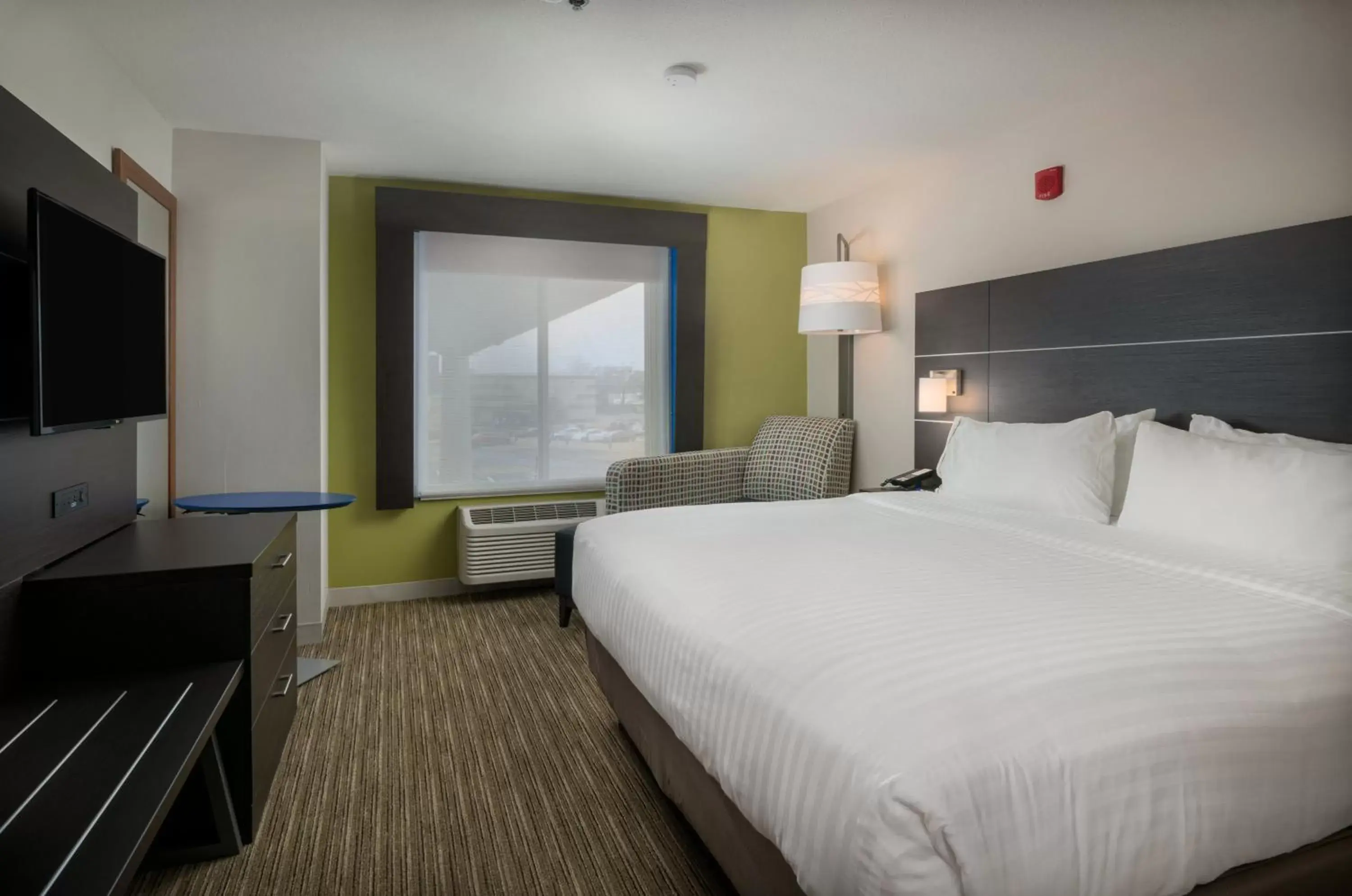 Photo of the whole room, Bed in Holiday Inn Express Lawrence, an IHG Hotel