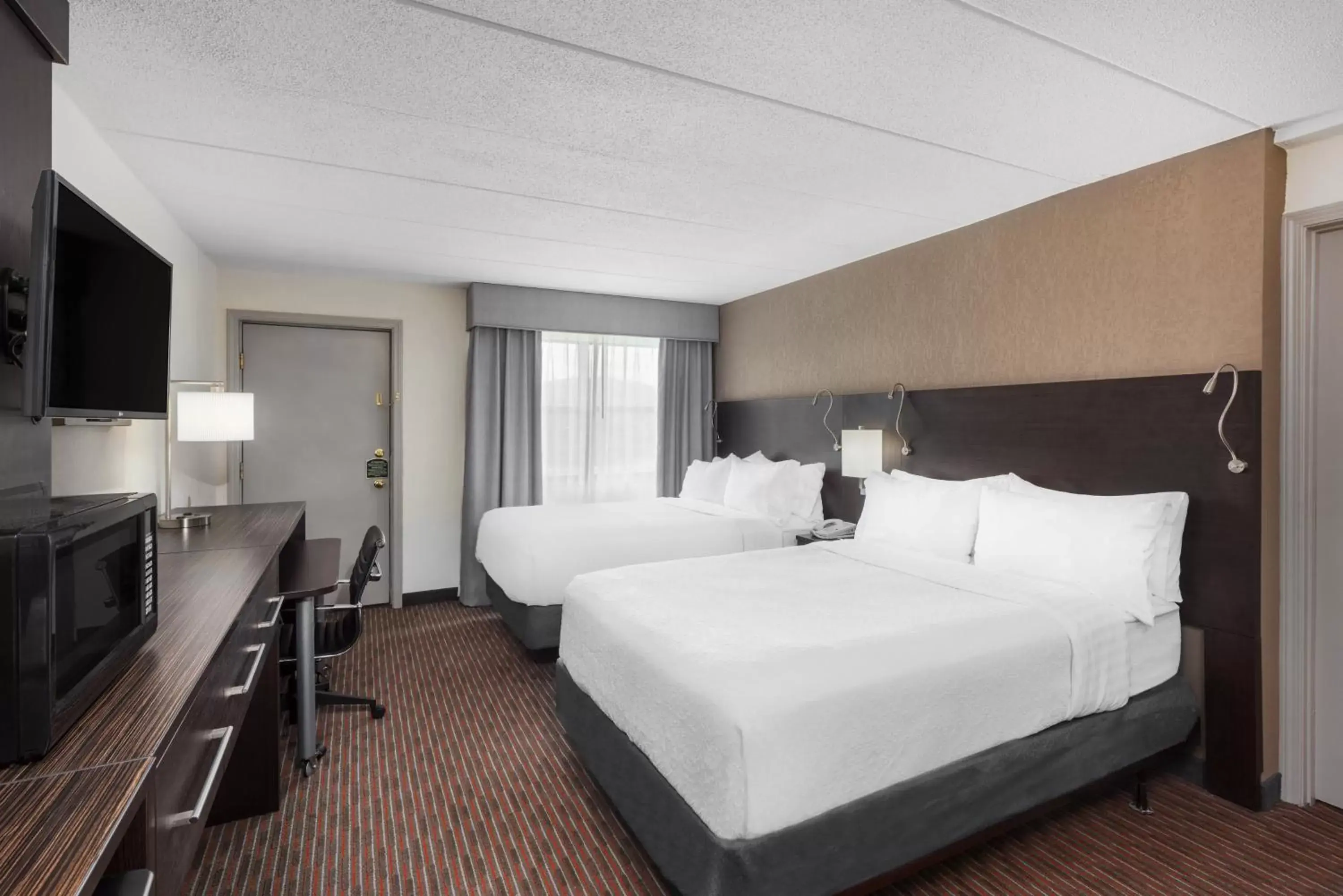 Photo of the whole room, Bed in Holiday Inn At Six Flags Saint Louis, an IHG Hotel