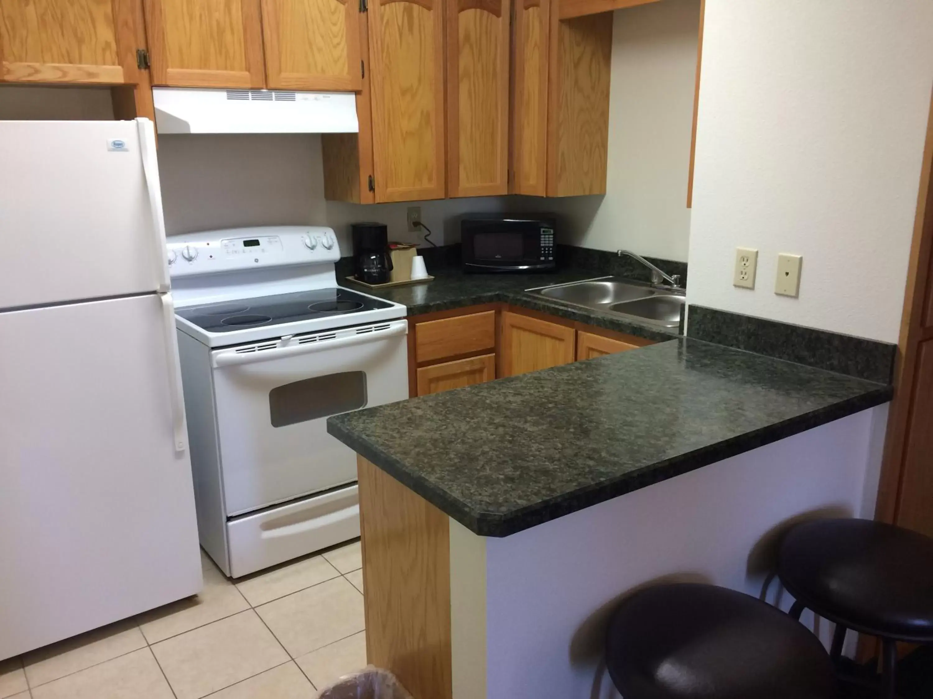 Kitchen/Kitchenette in Travel Inn & Suites Atlanta Texas