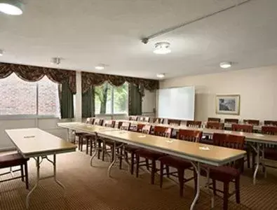 Meeting/conference room in Days Inn by Wyndham Sidney OH