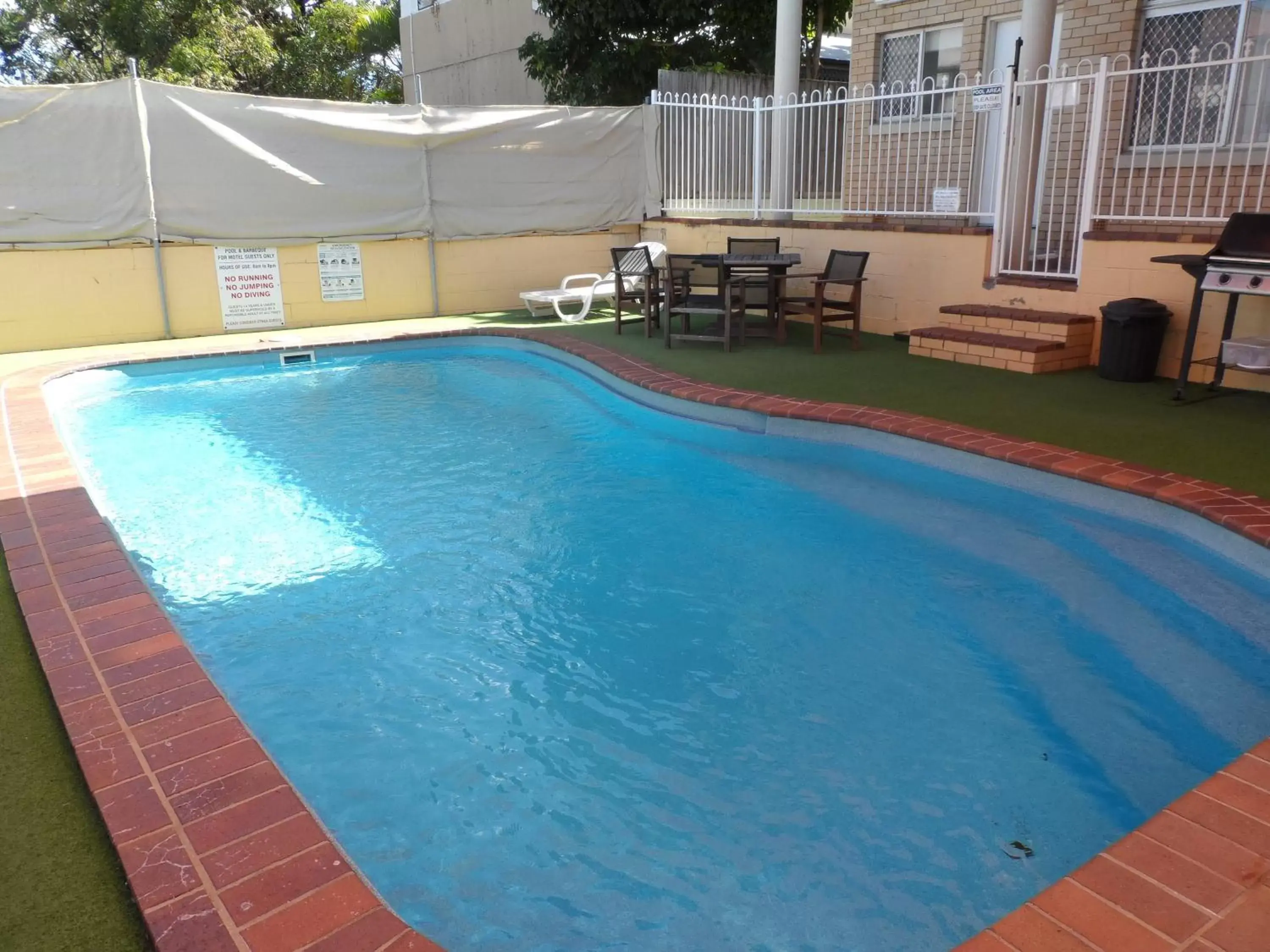 Swimming Pool in Paramount Motel