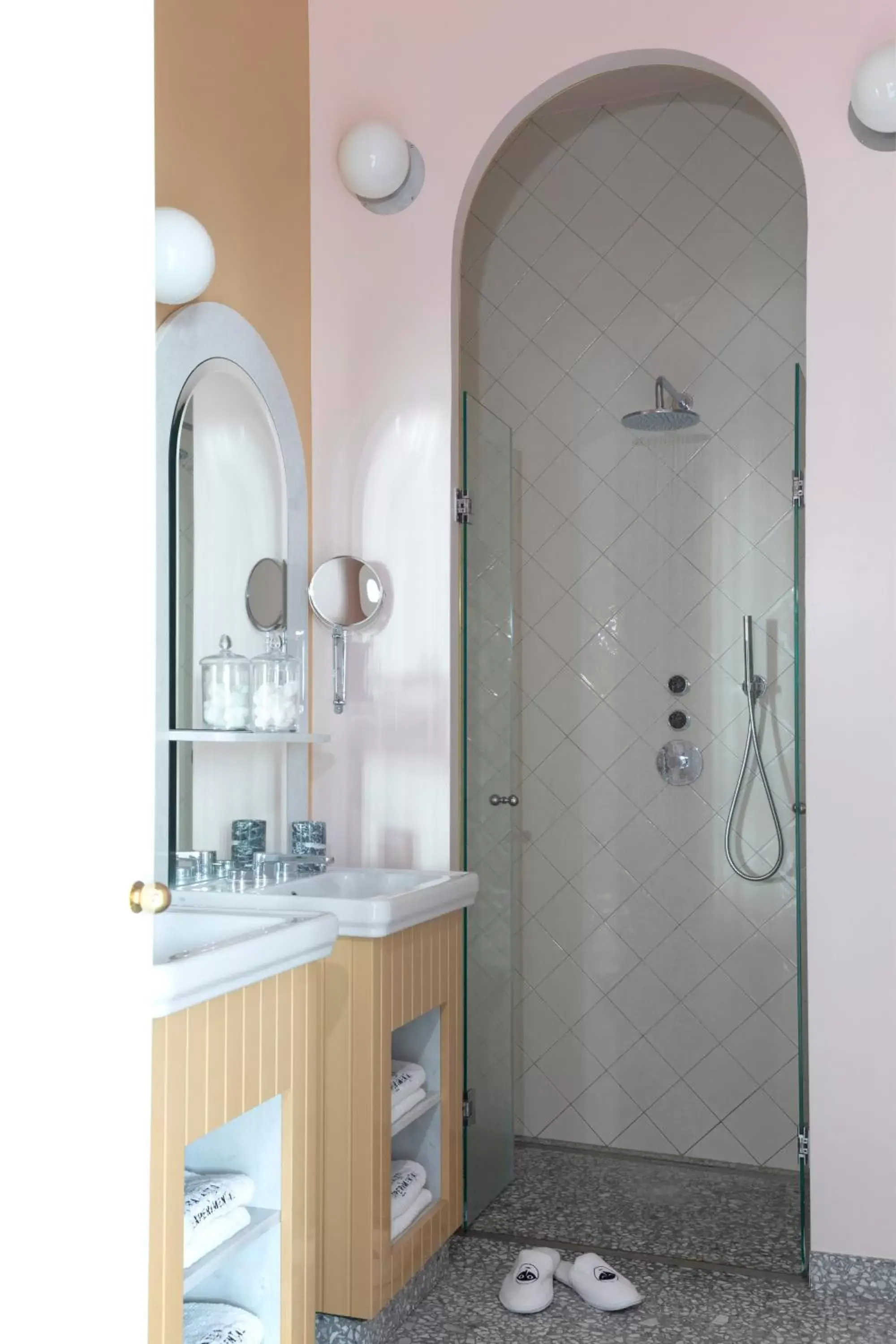 Shower, Bathroom in Il Palazzo Experimental