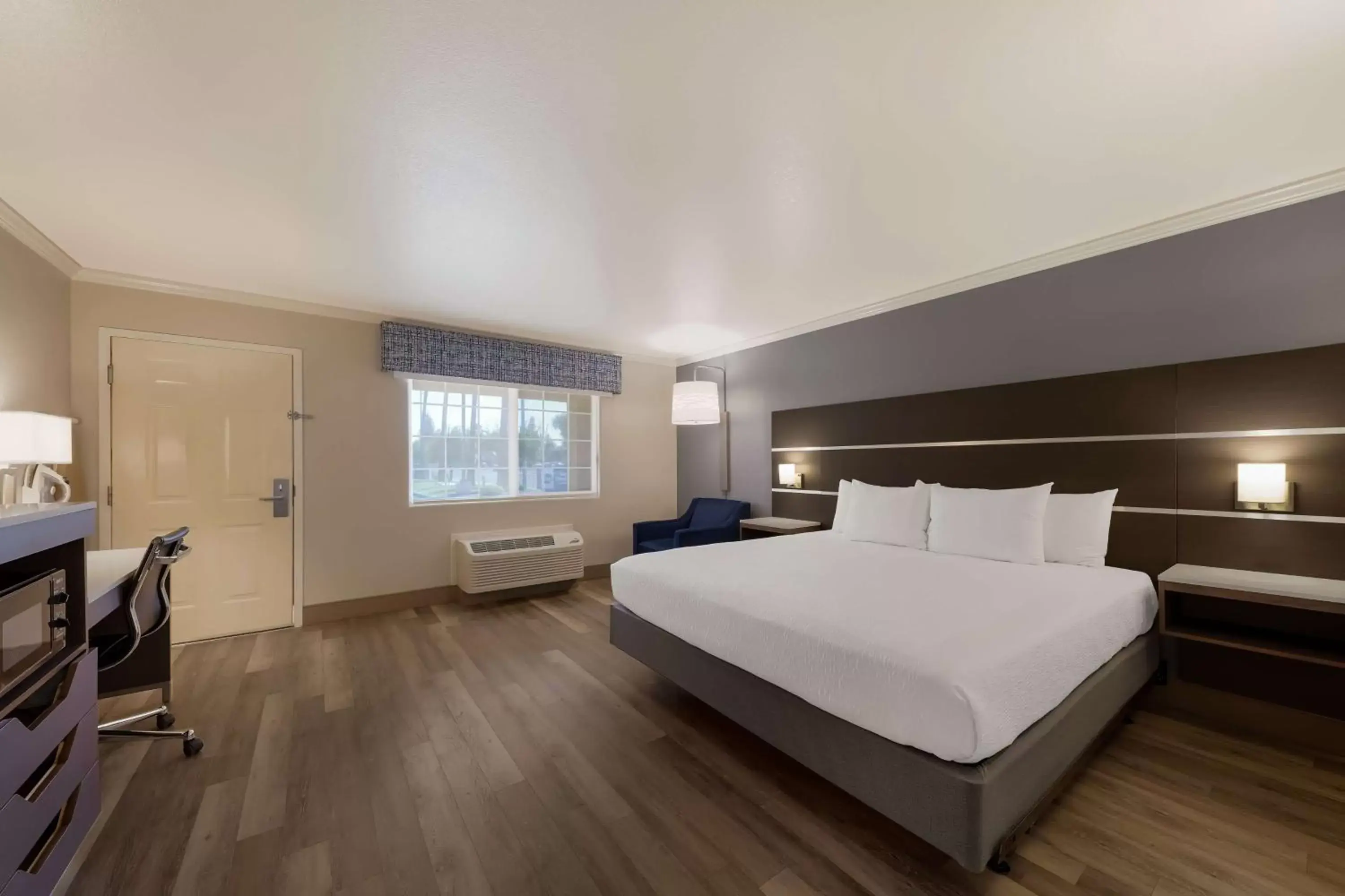 Bedroom in Best Western Inn & Suites Lemoore