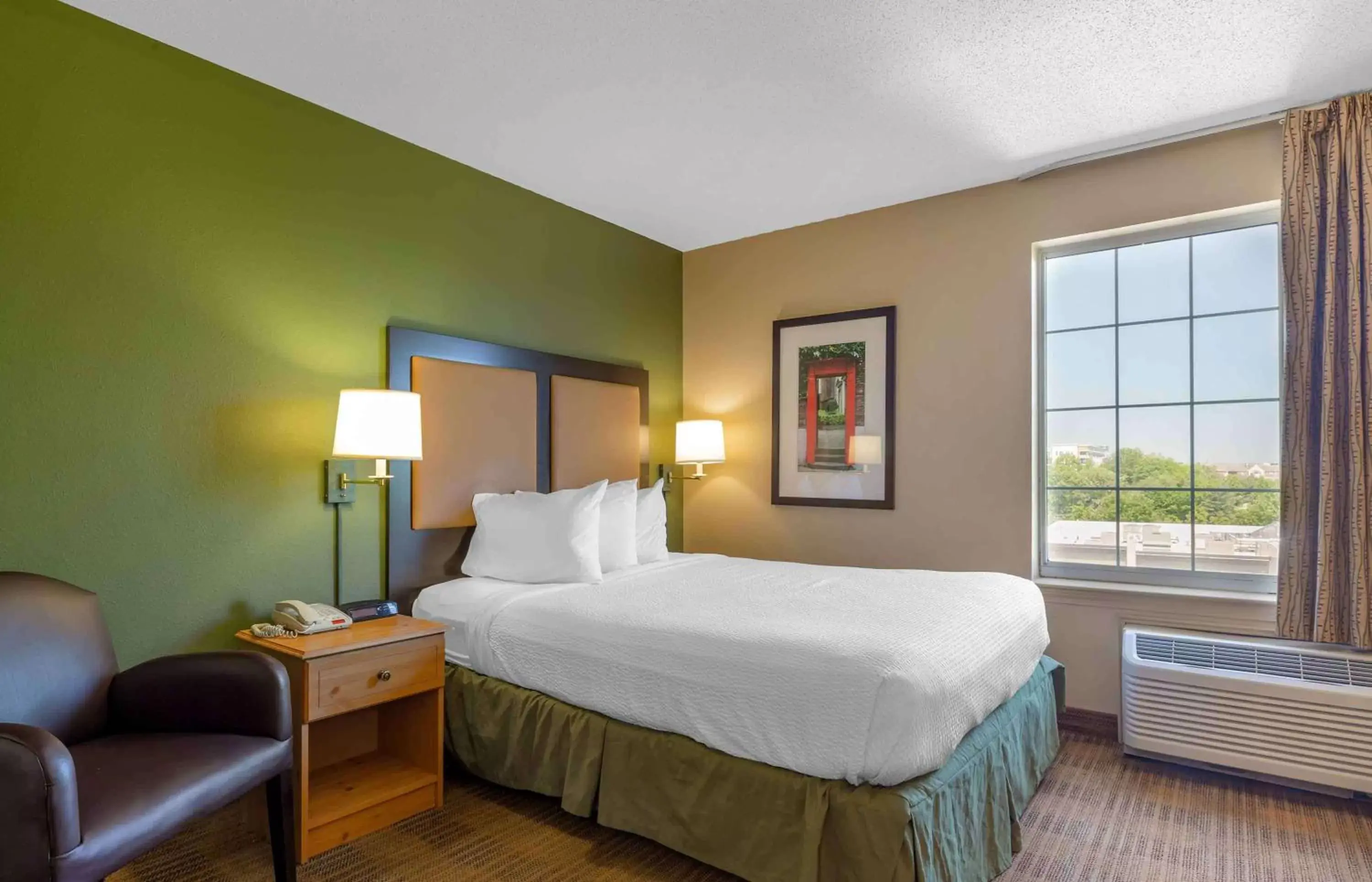 Bedroom, Bed in Extended Stay America Suites - Boston - Burlington