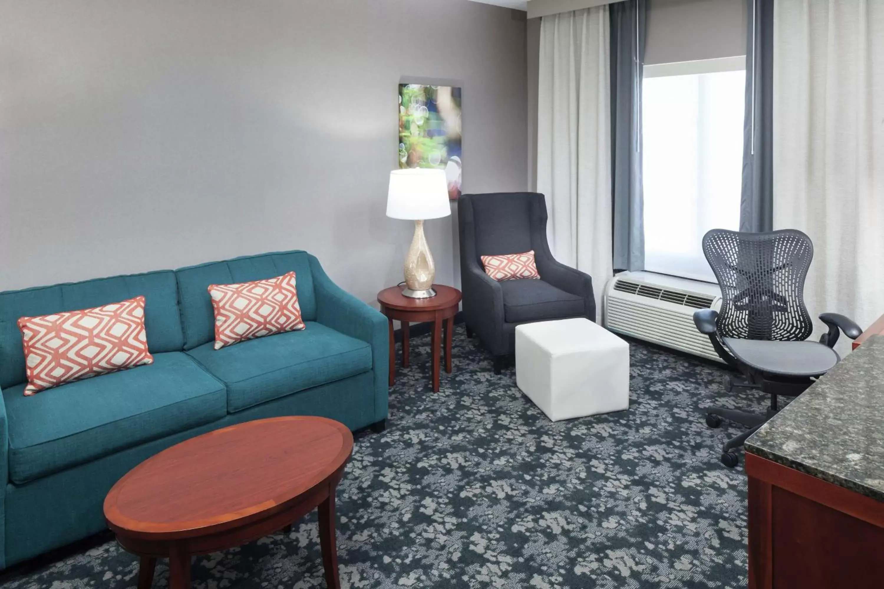 Bedroom, Seating Area in Hilton Garden Inn Lake Forest Mettawa