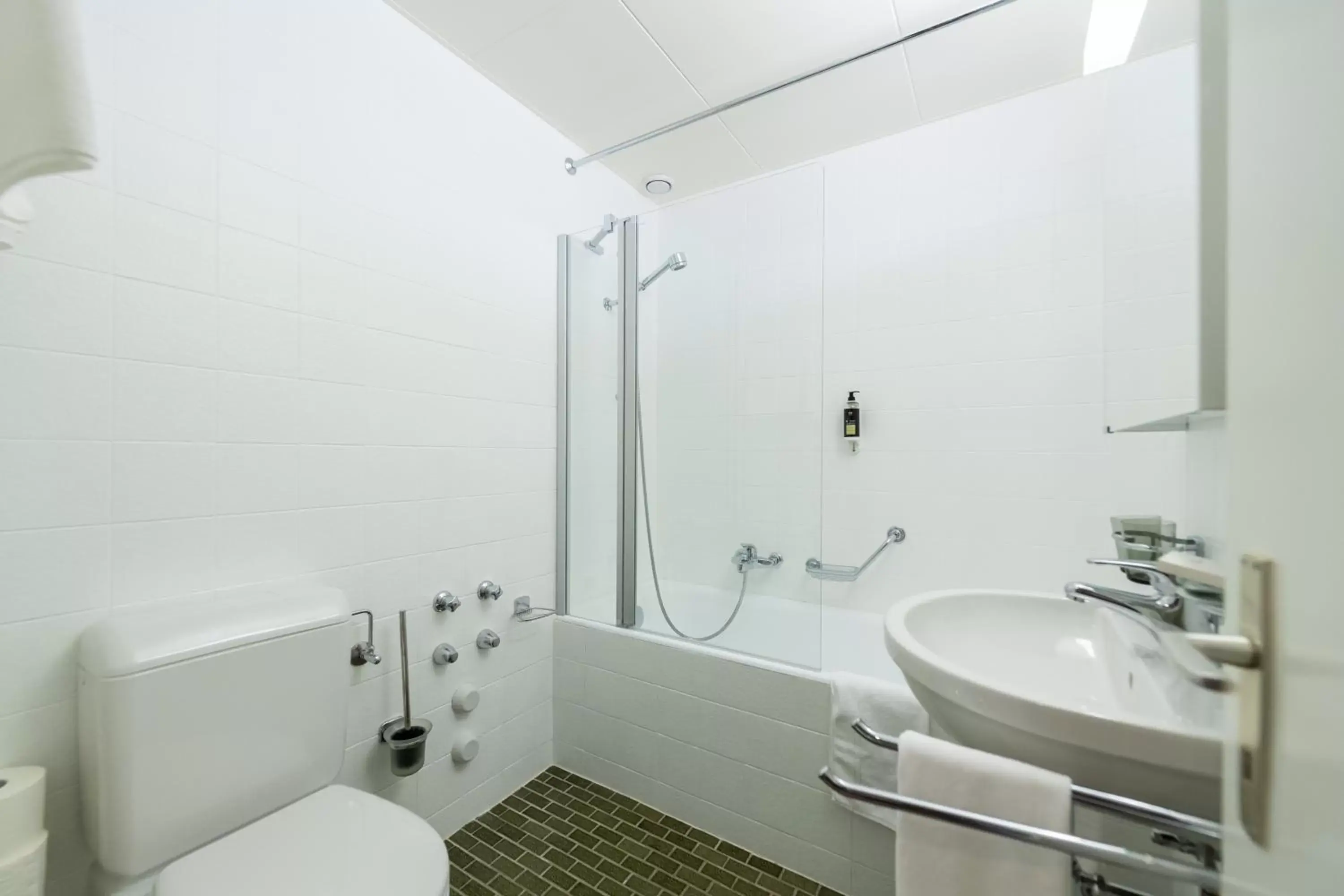 Bathroom in Châtonneyre Hotel & Restaurant