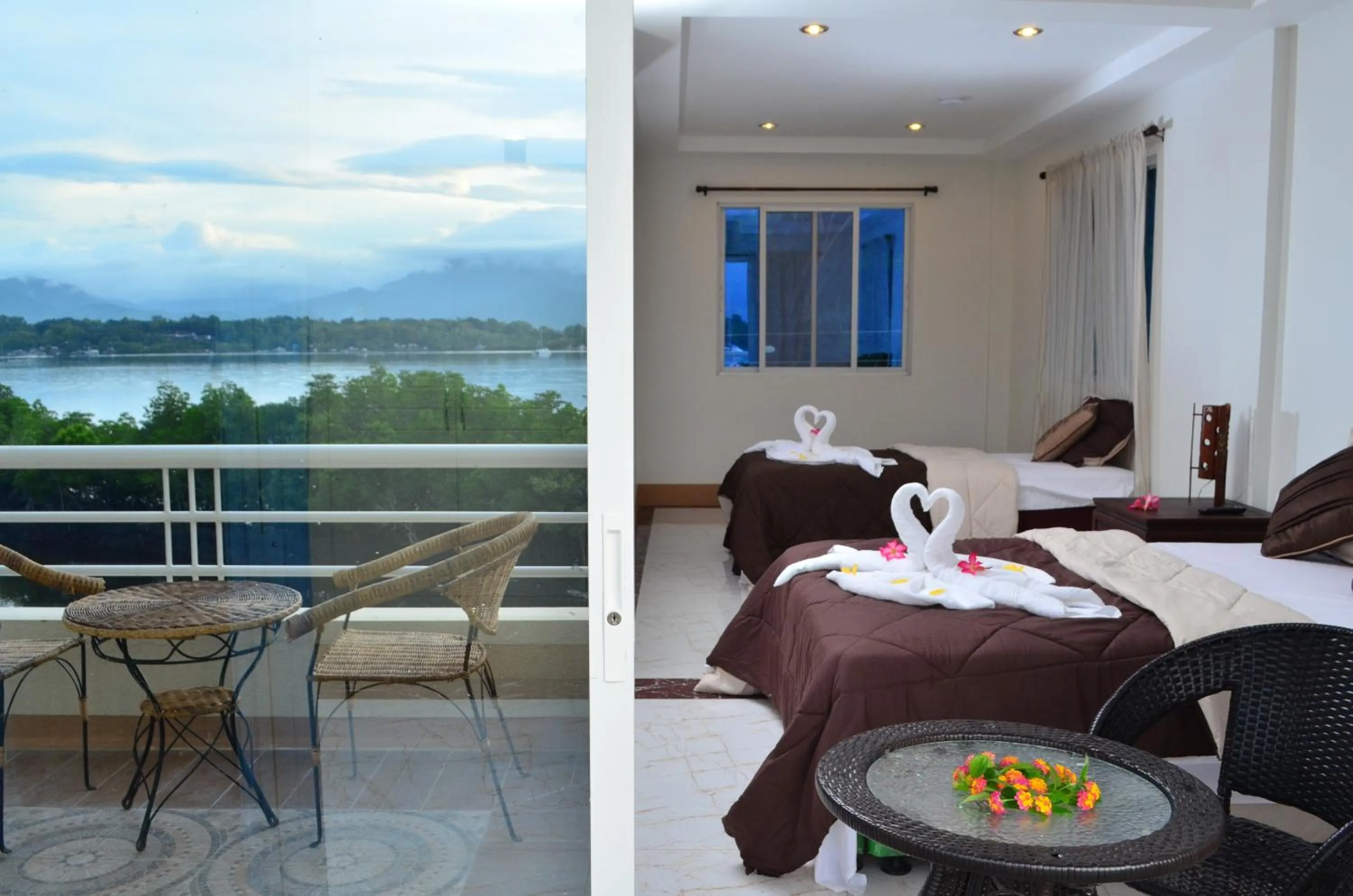 Villa de Sierra Vista Bay and Mountain View Inn