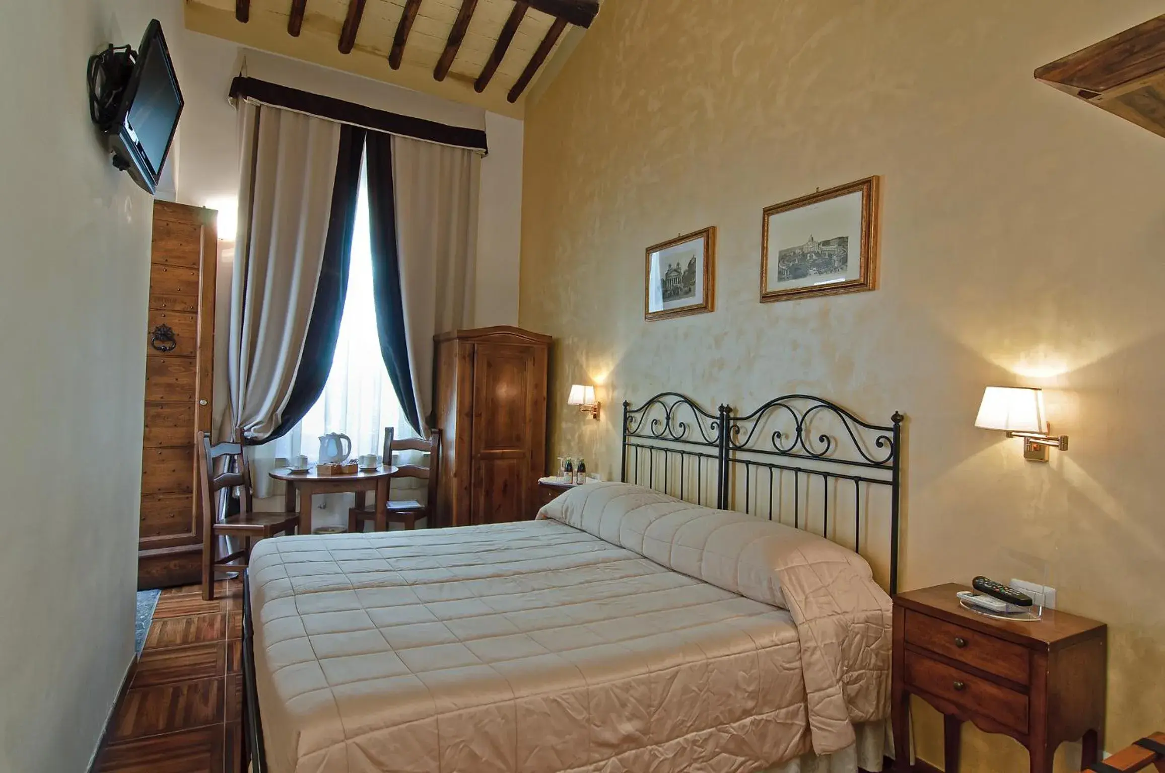 Photo of the whole room, Bed in Relais Le Clarisse