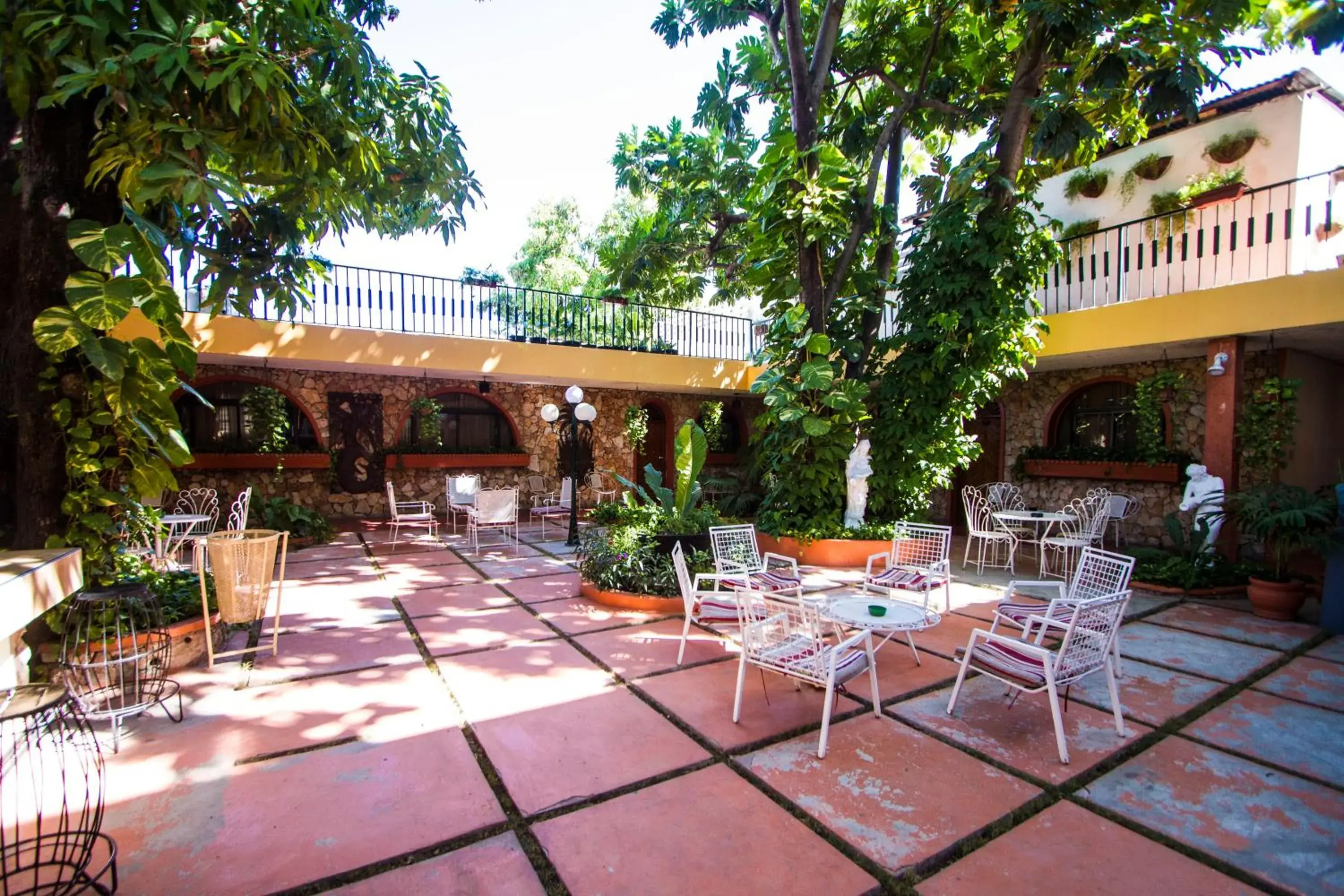 Patio, Restaurant/Places to Eat in Ideal Villa Hotel