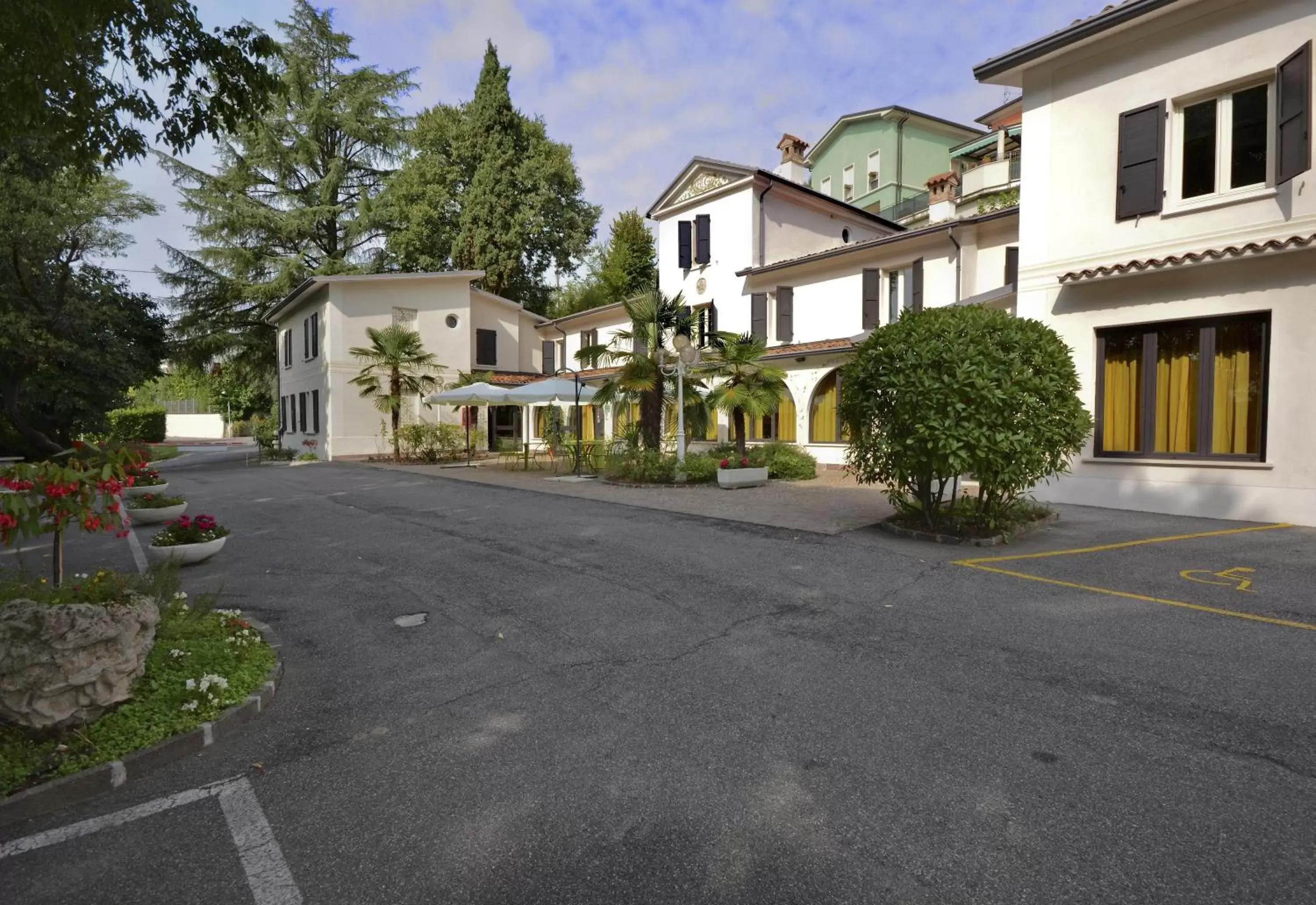 Facade/entrance, Property Building in Hotel Ristorante La Grotta