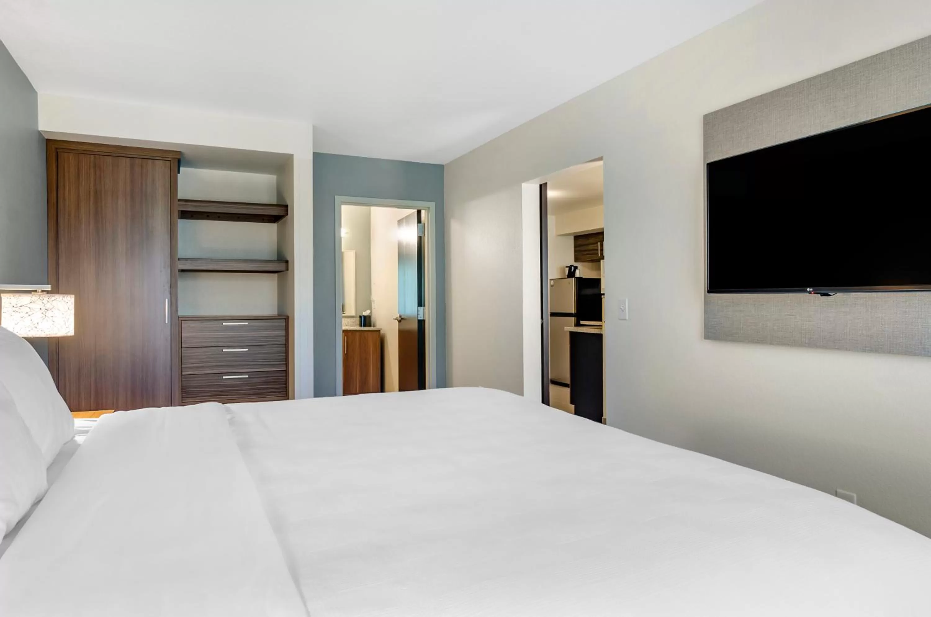 Bed in MainStay Suites Great Falls Airport