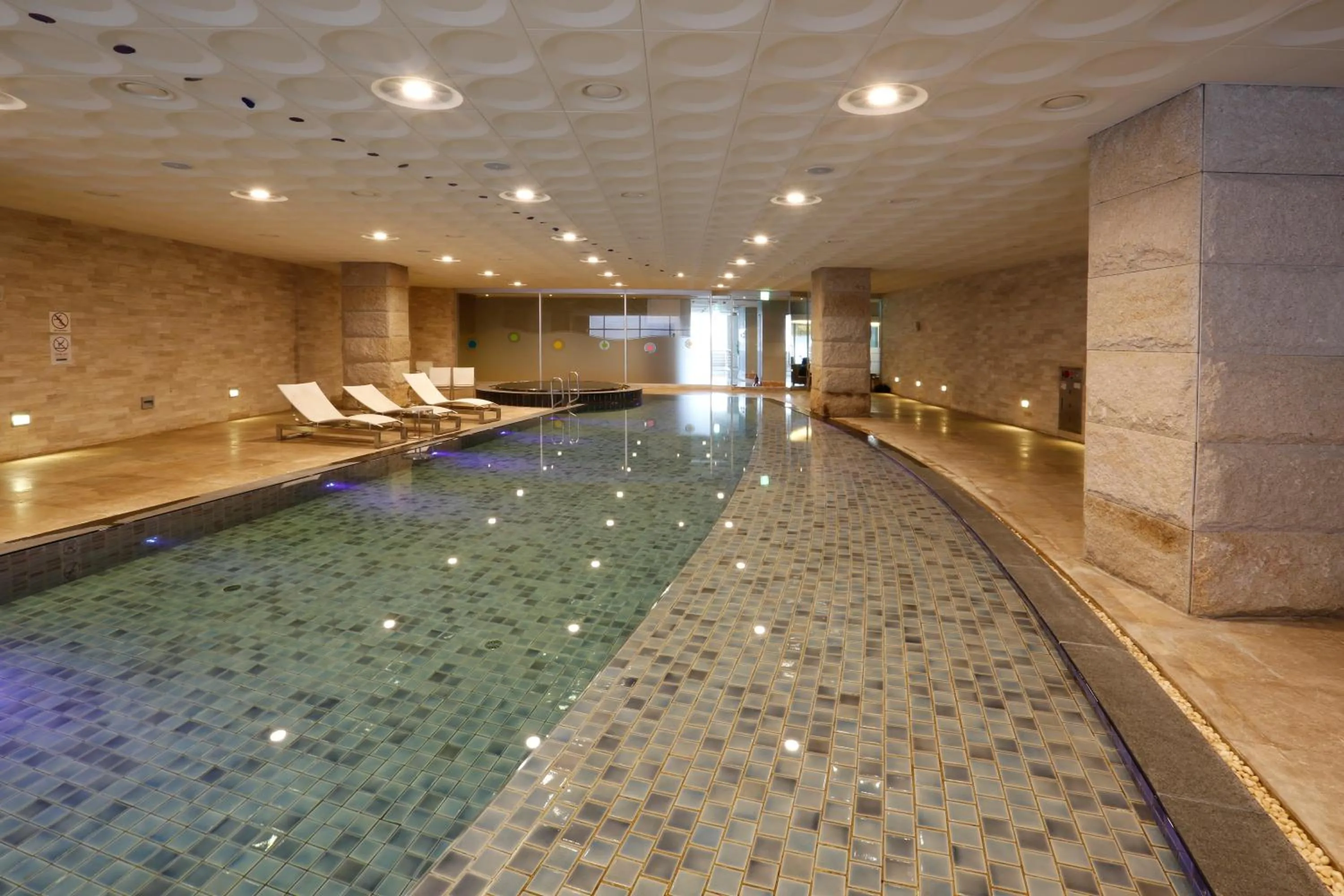 Swimming pool in Grand Mercure Ambassador Changwon