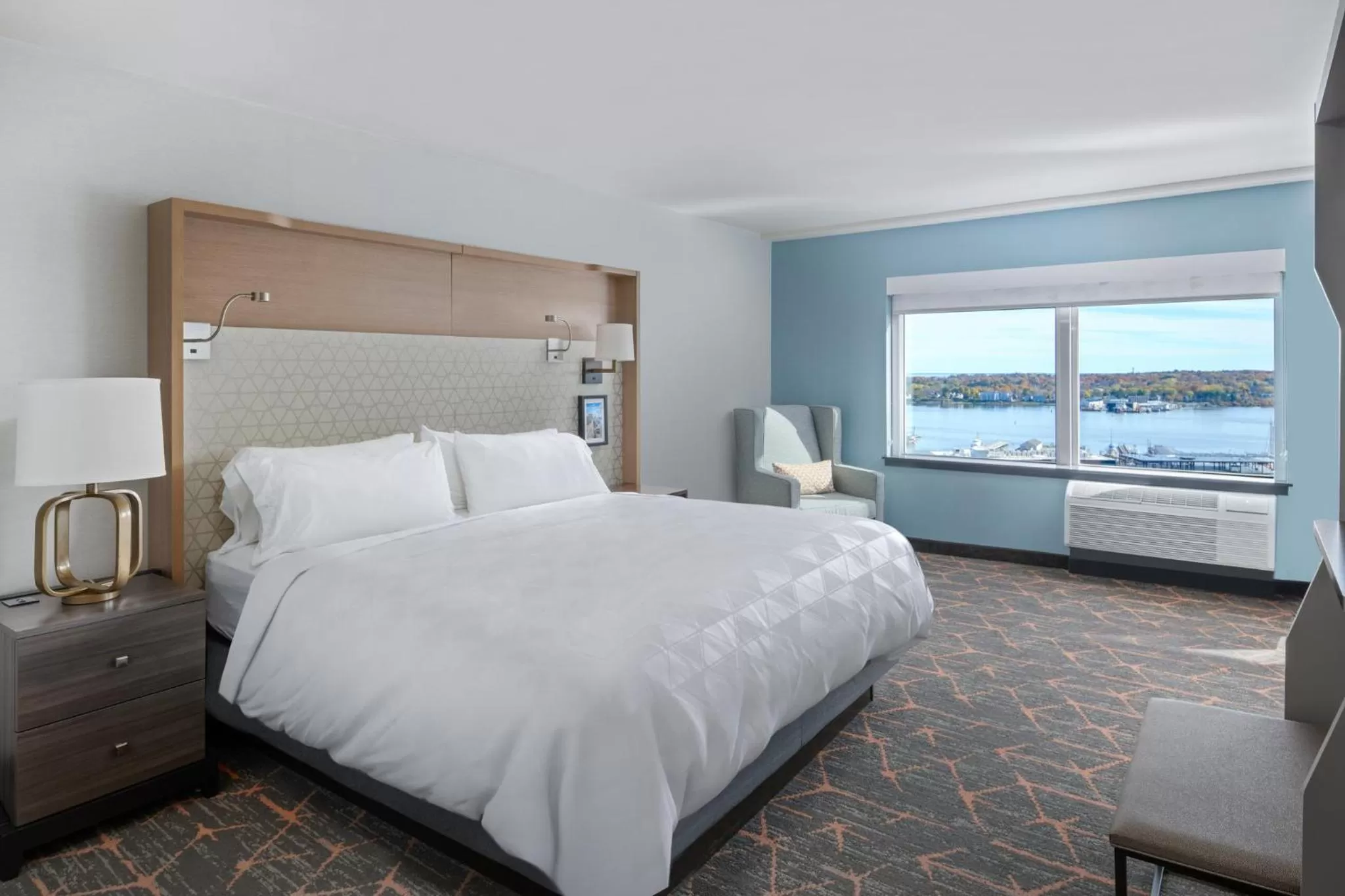Photo of the whole room, Bed in Holiday Inn Portland-By the Bay by IHG