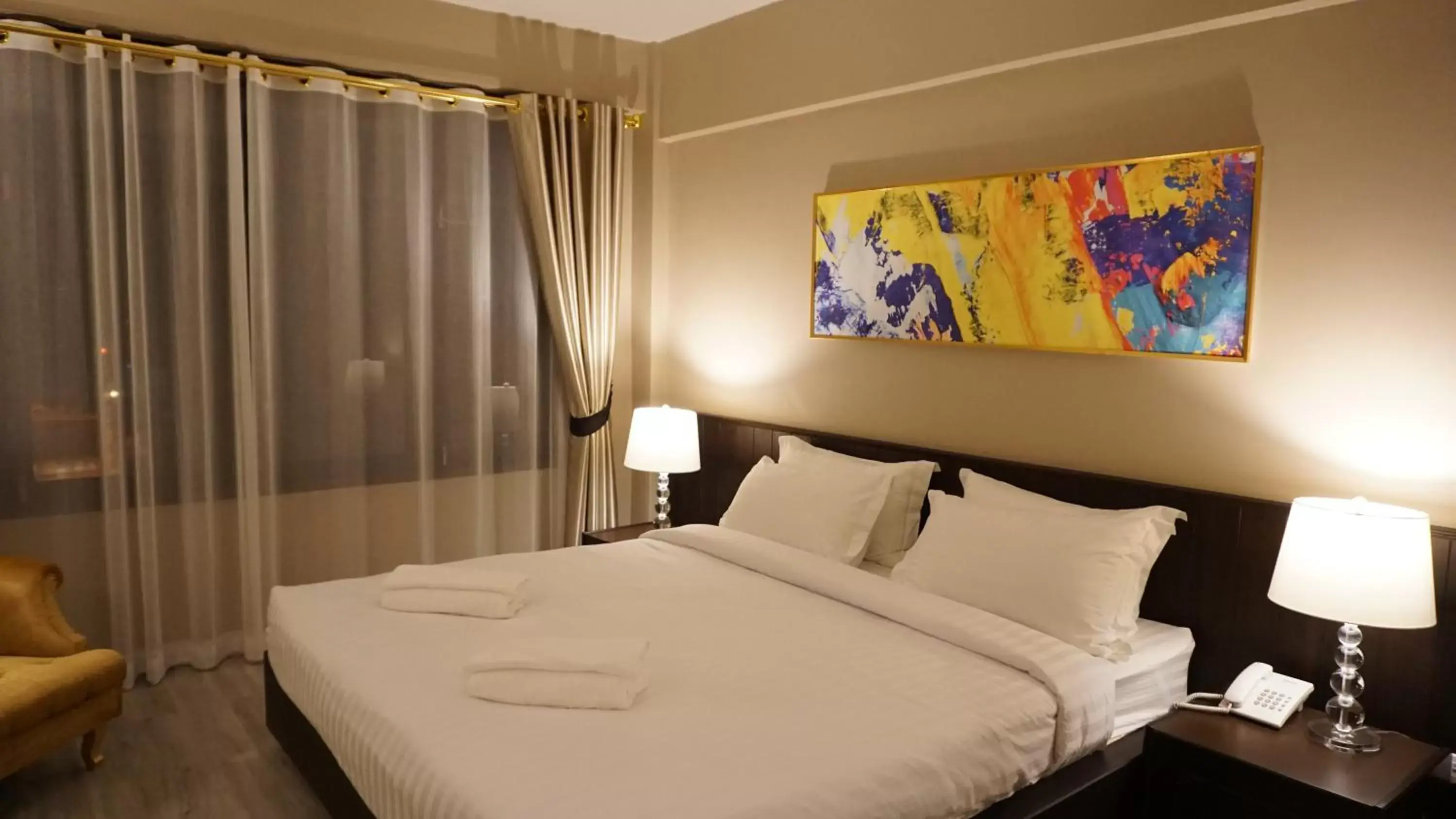 Bedroom, Bed in Taris Art Hotel Phrae