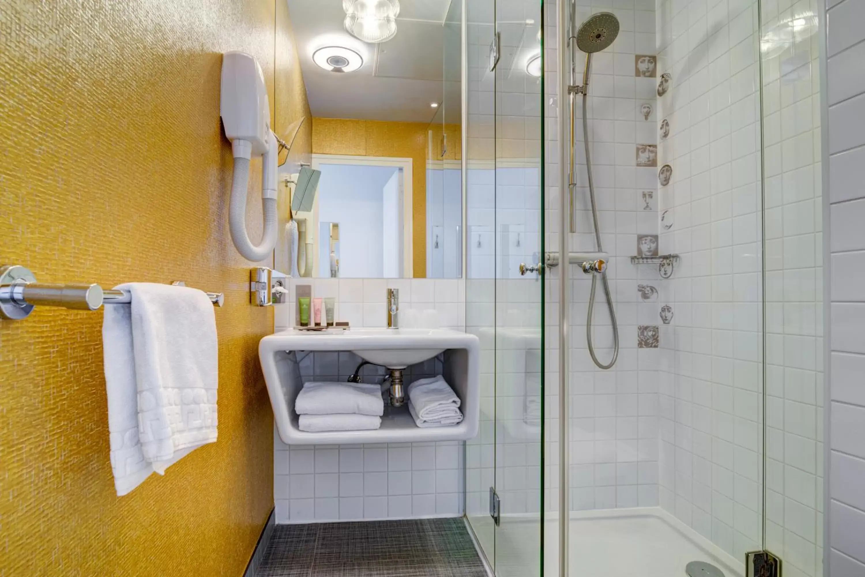 Shower, Bathroom in Hotel Joyce - Astotel