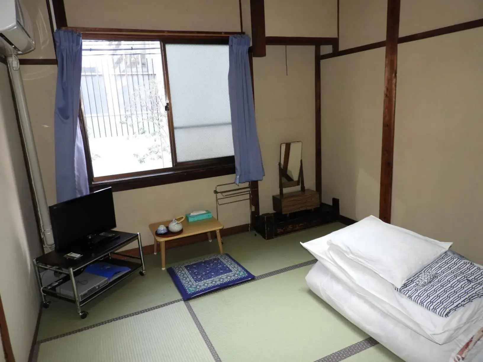 Photo of the whole room, TV/Entertainment Center in Yamamoto Ryokan