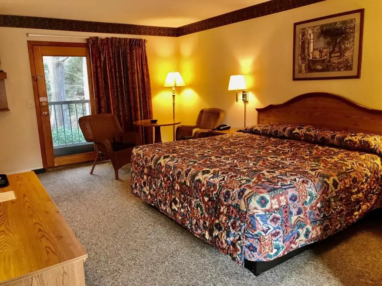Bed in Four Seasons Inn