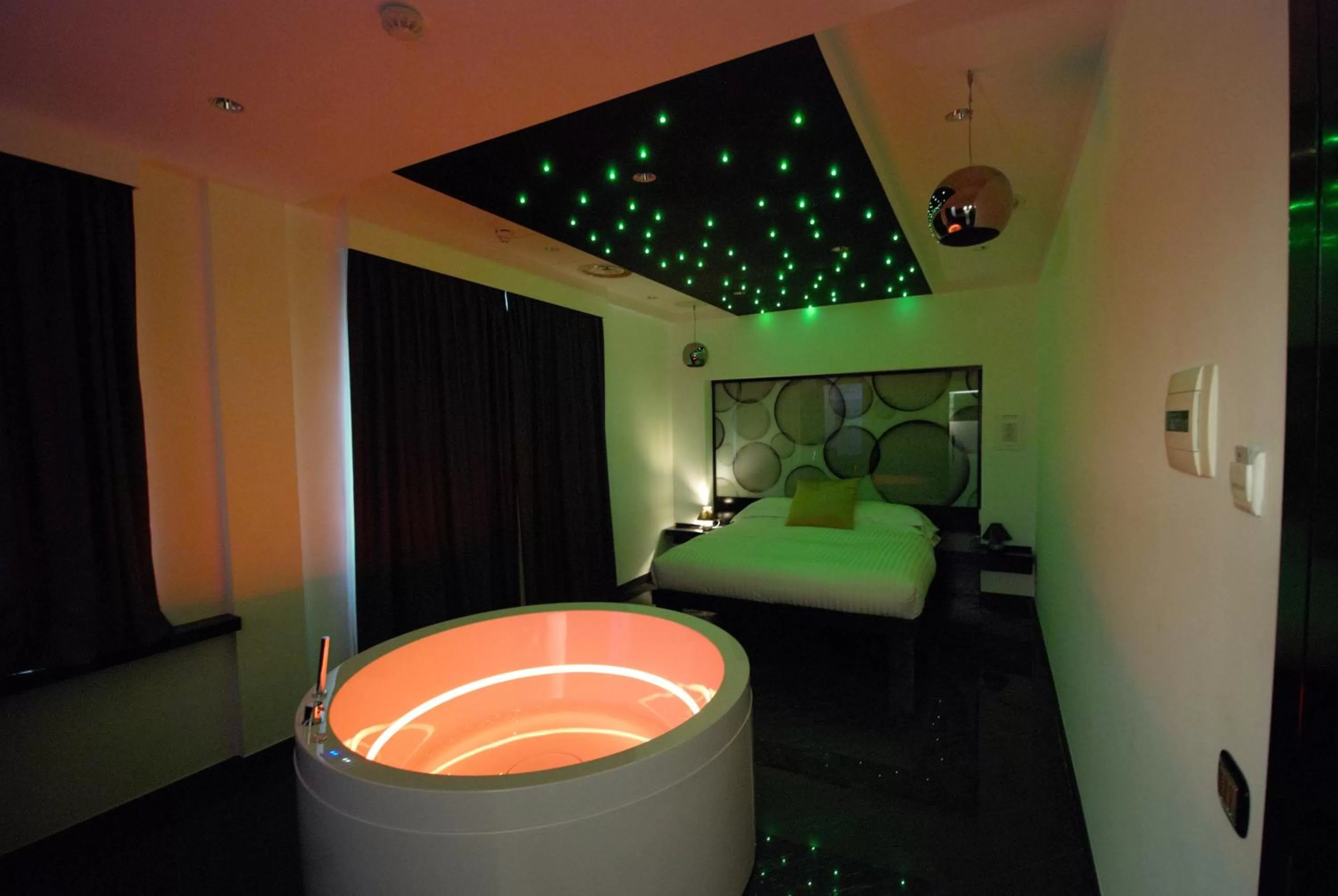 Hot Tub, Bed in JC Hotel