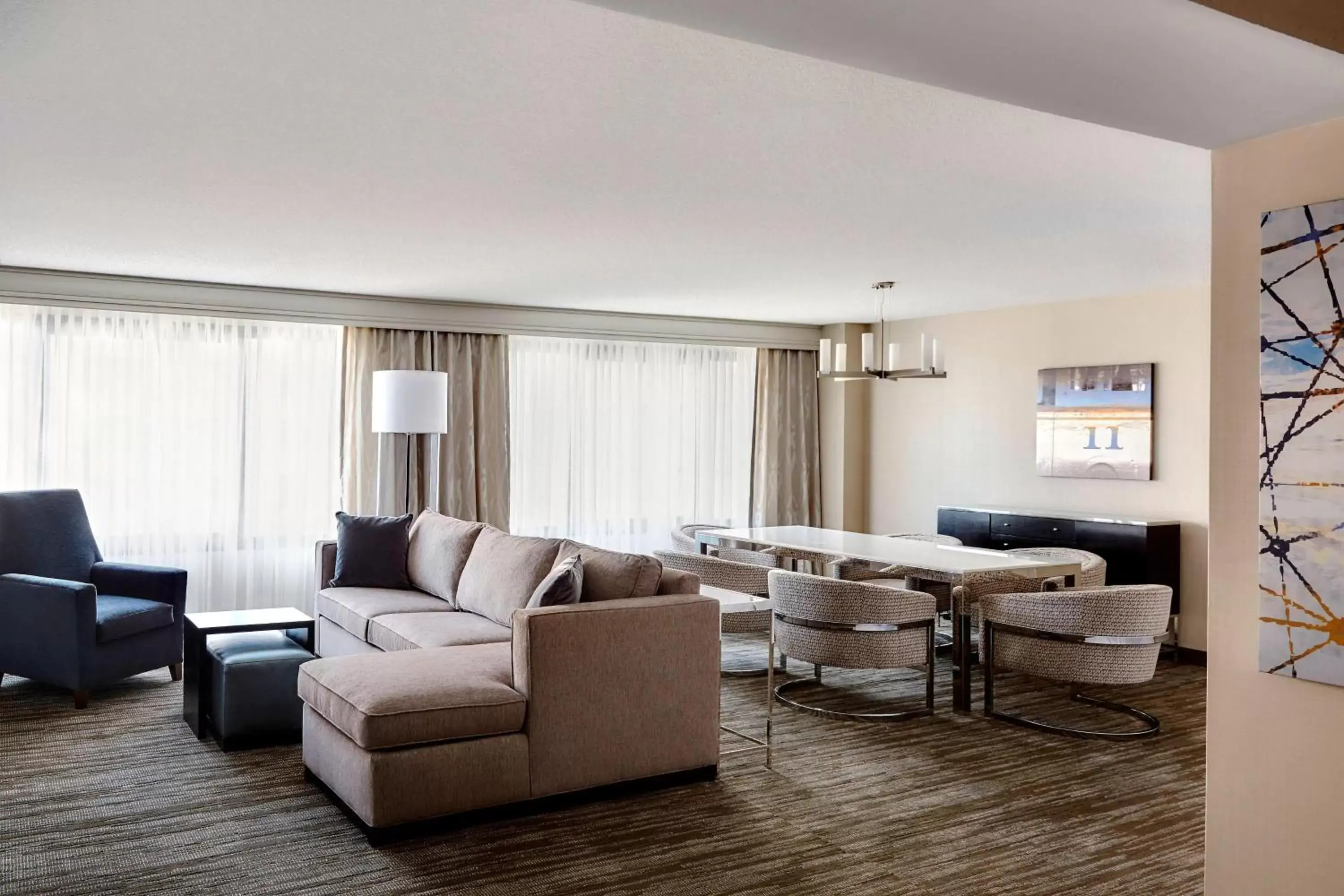 Living room, Seating Area in San Francisco Airport Marriott Waterfront