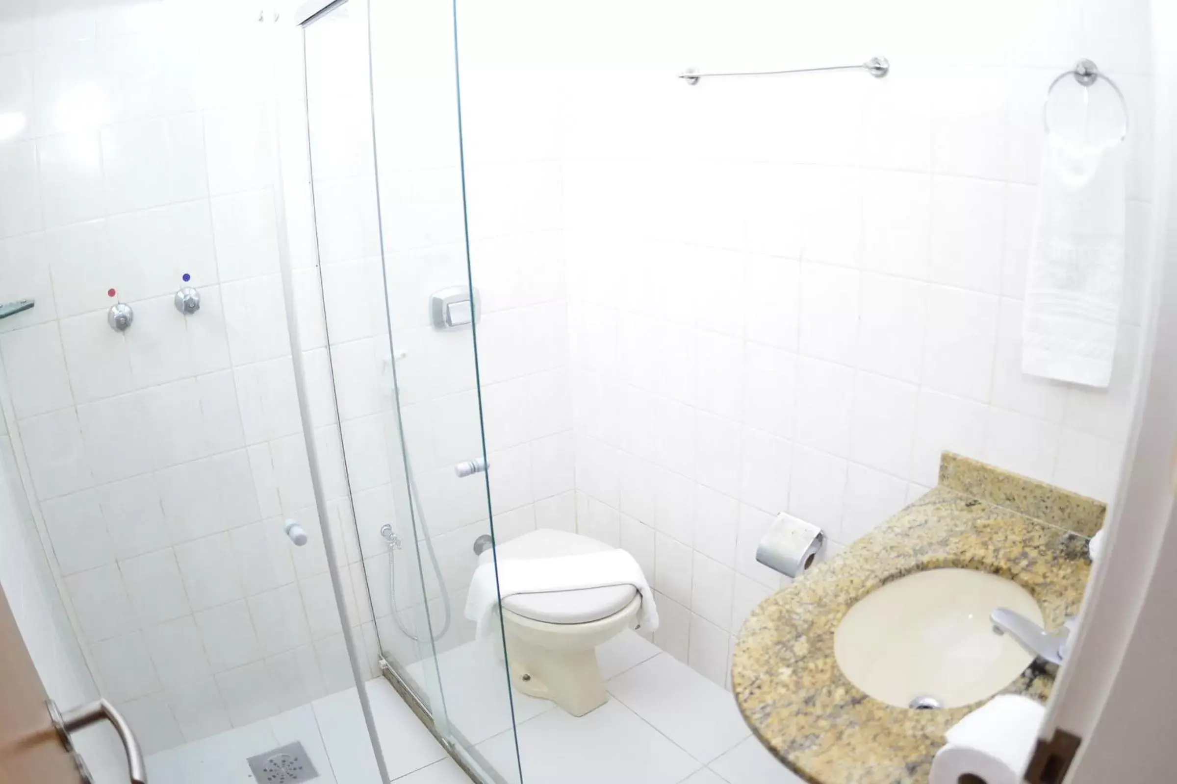 Bathroom in Champagnat Praia Hotel