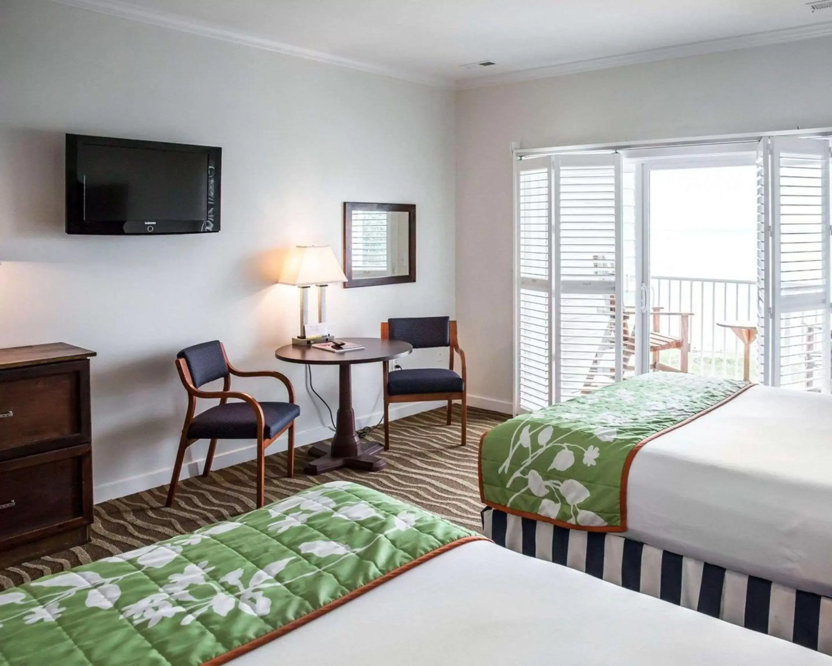 Photo of the whole room, Bed in Island Inn & Suites, Ascend Hotel Collection