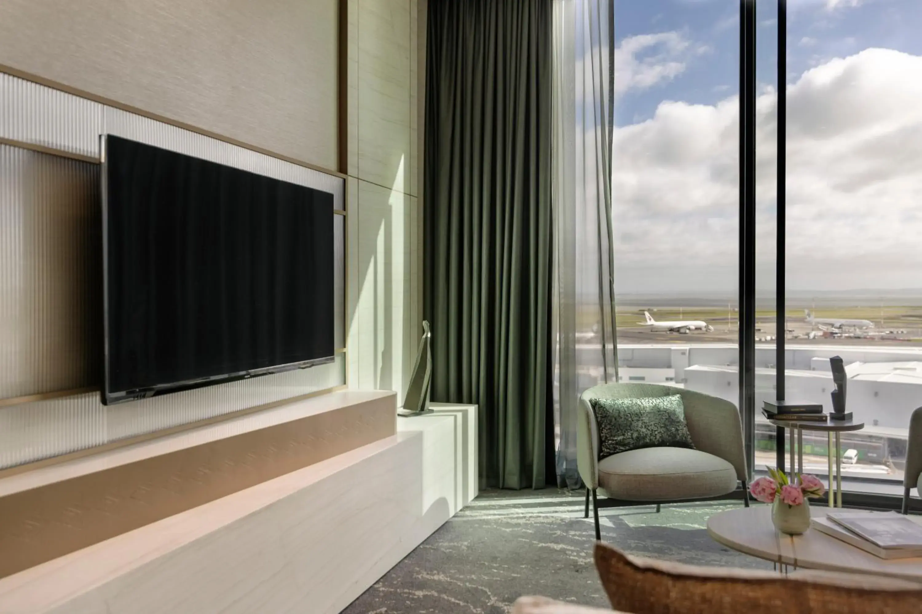 Bedroom, TV/Entertainment Center in Pullman Auckland Airport